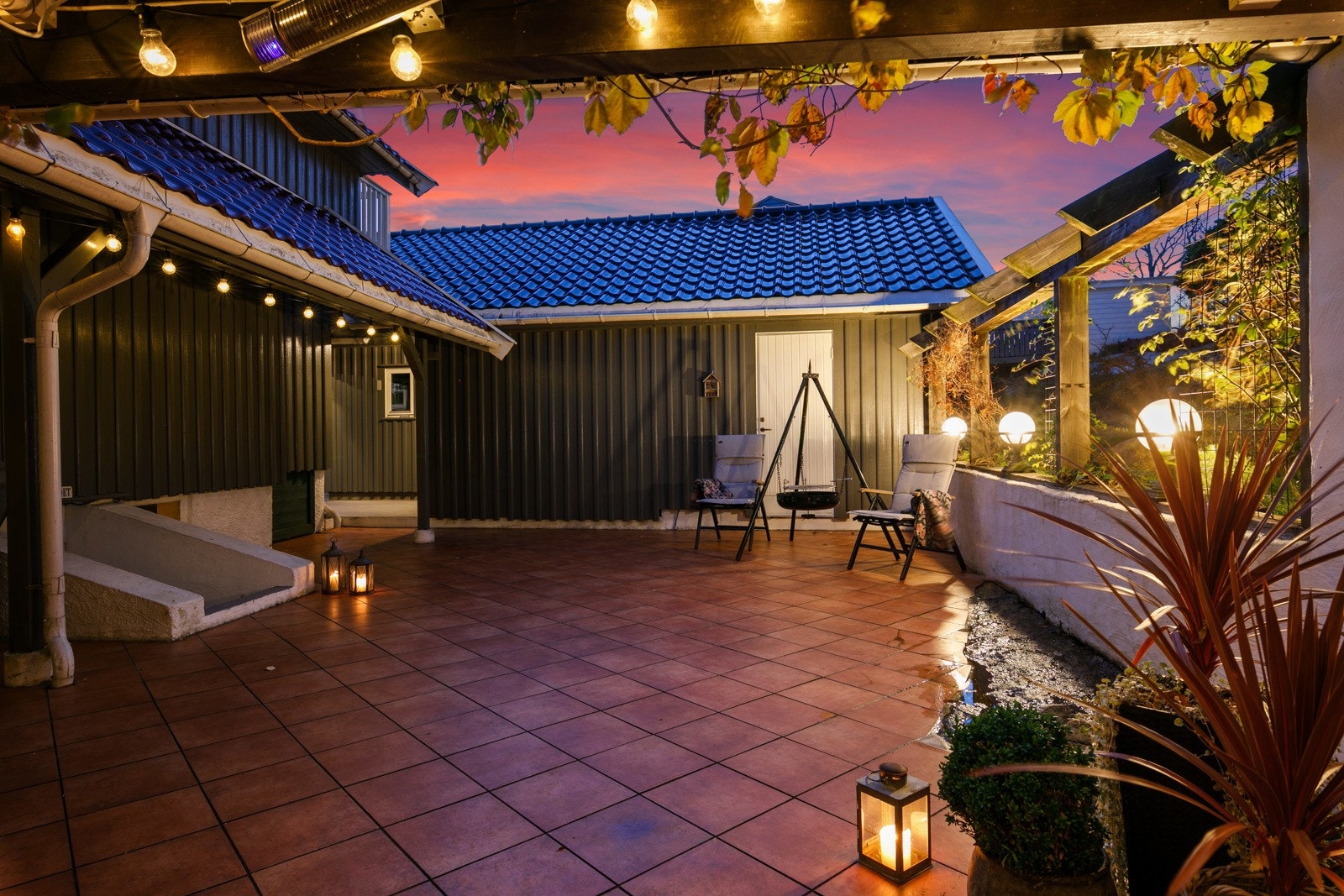 Det er gode solforhold på eiendommen med deilig sol til ca. kl. 22:00 midtsommer i følge selger. Galleribilde