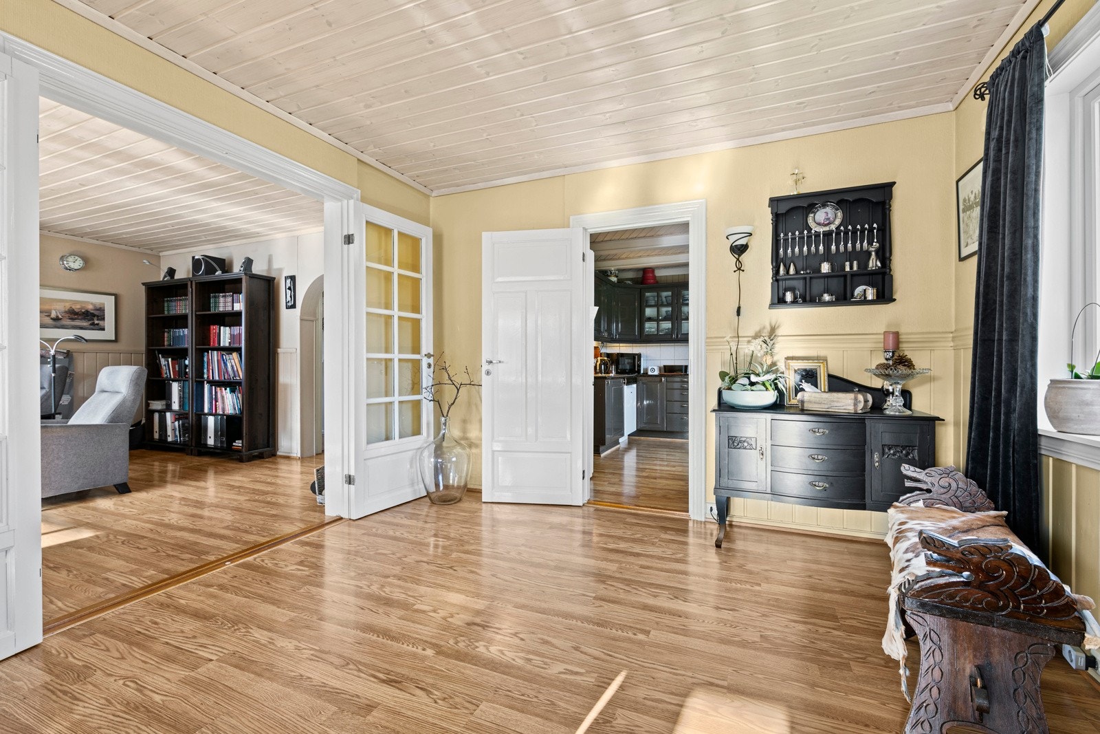 Spisestua ligger praktisk plassert like ved boligens kjøkken. Galleribilde