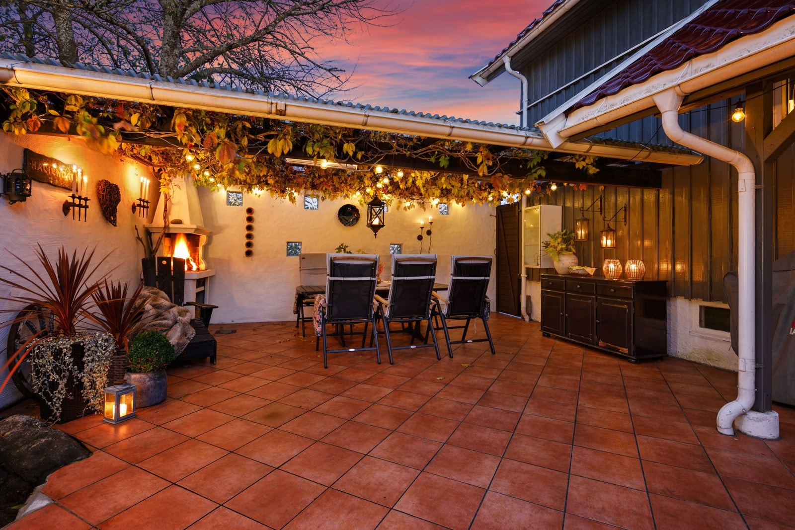 På baksiden av boligen er det en stor og flott uteplass i form av an platting belagt med flis. Galleribilde