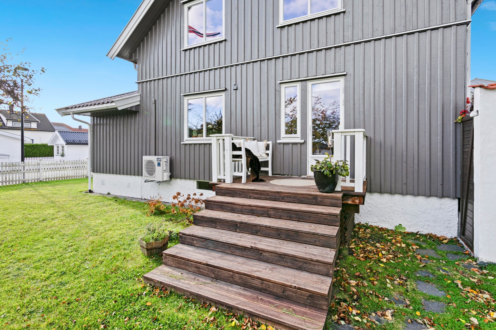 Fin uteplass med direkte adkomst fra kjøkkenet. Her kan du rusle ut og nyte morgenkaffen. Galleribilde