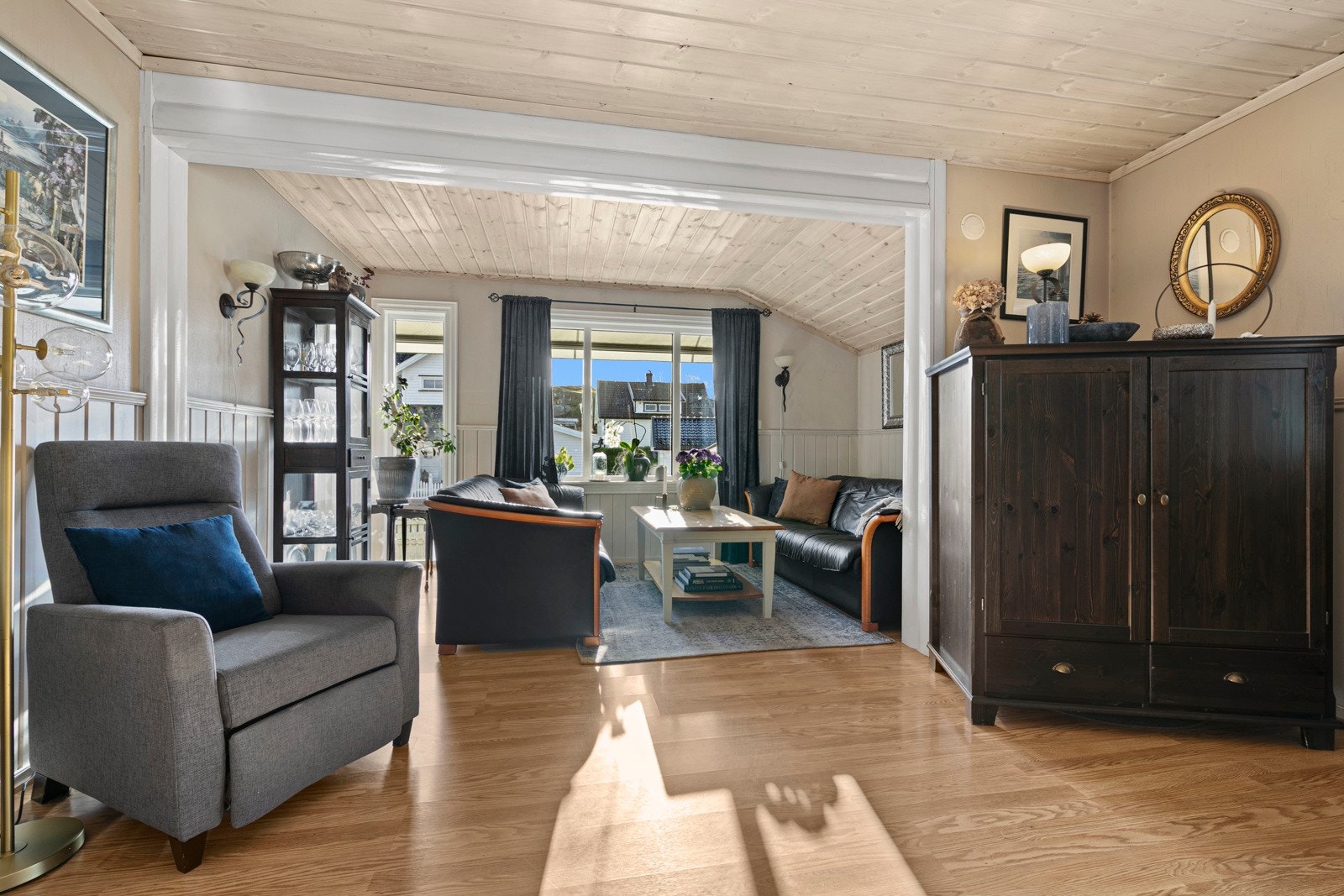 Stua har god plass til flere sittegrupper. Galleribilde