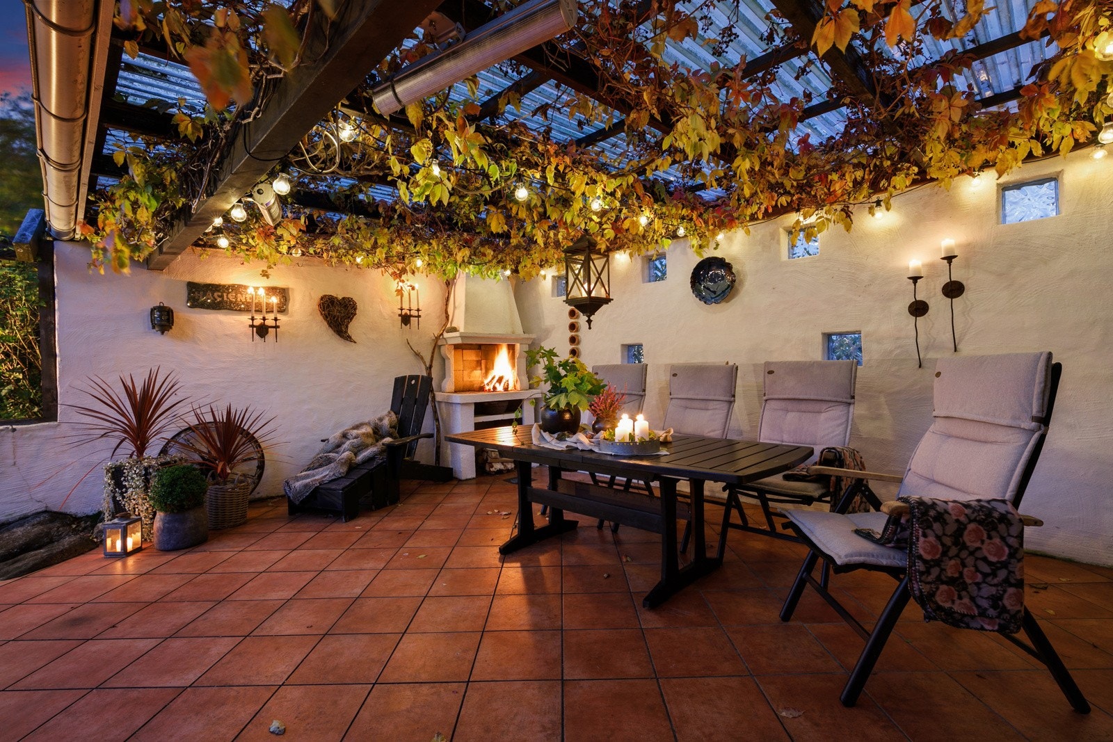 Denne uteplassen er delvis takoverbygget og har koselig utepeis, så her kan du virkelig få forlenget utesesongen. Galleribilde