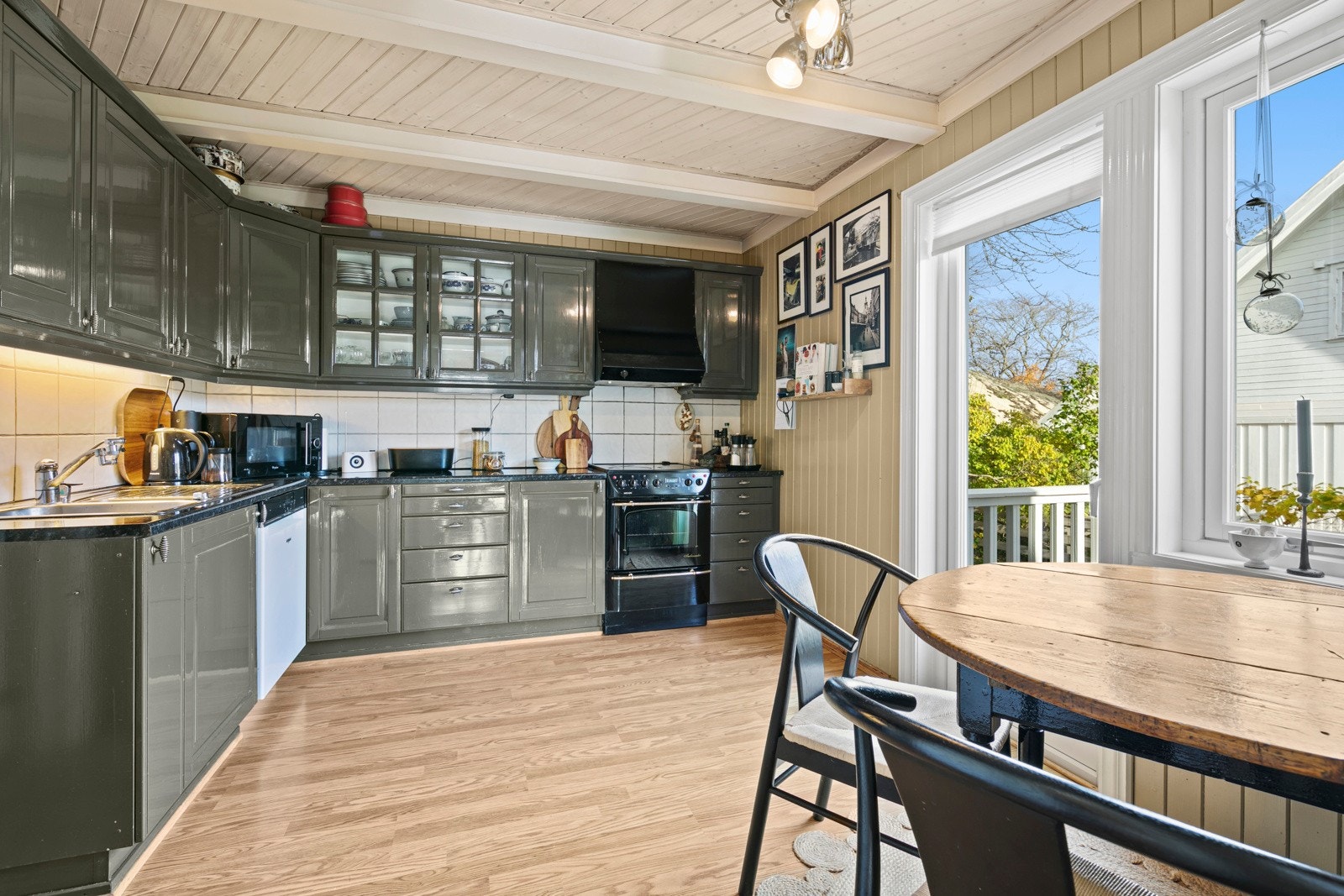 Kjøkkenet har innredning med profilerte fronter og god plass til matlaging. Galleribilde