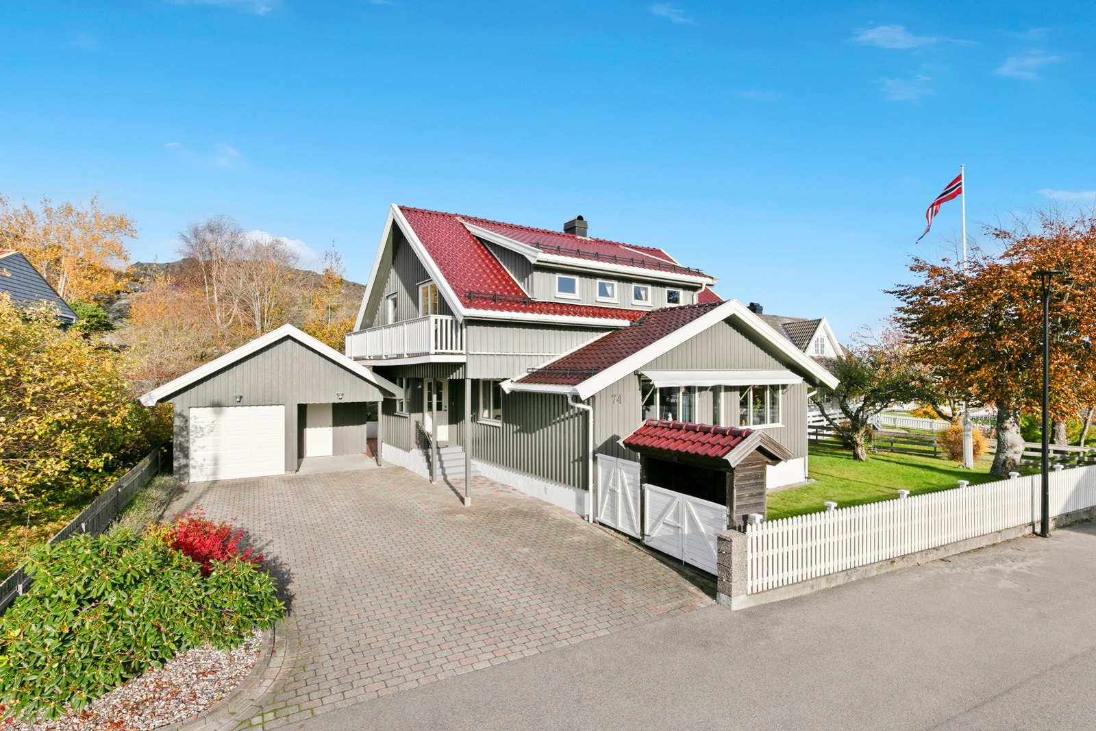 Her bor du med kort vei til skoler og barnehager, samt flust av fine turområder som kan nytes året rundt. Galleribilde