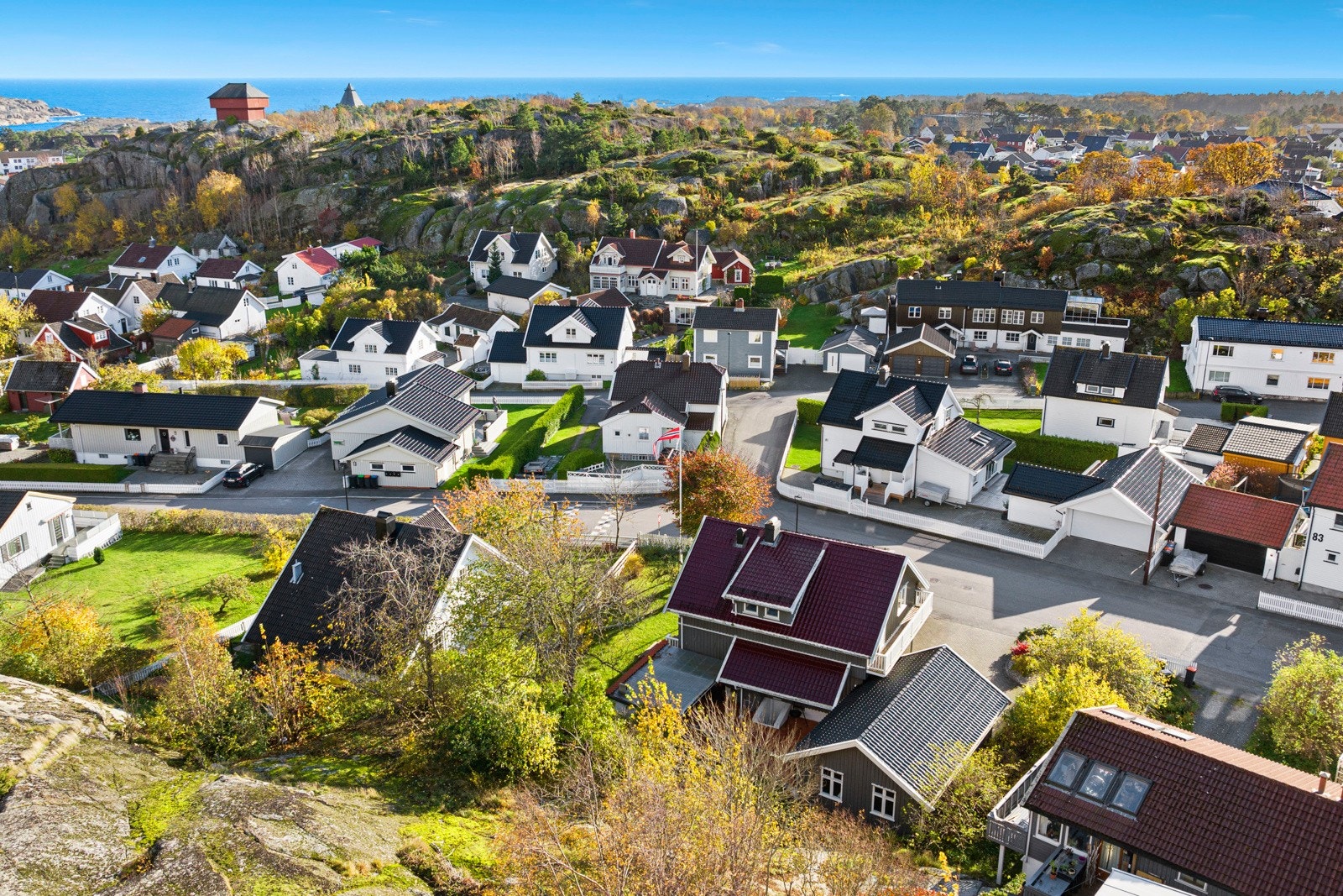 Fra boligen er det gangavstand ned til Stavern sentrum med et variert og godt utvalg av butikker, restauranter, kafeer og mye mer. Galleribilde
