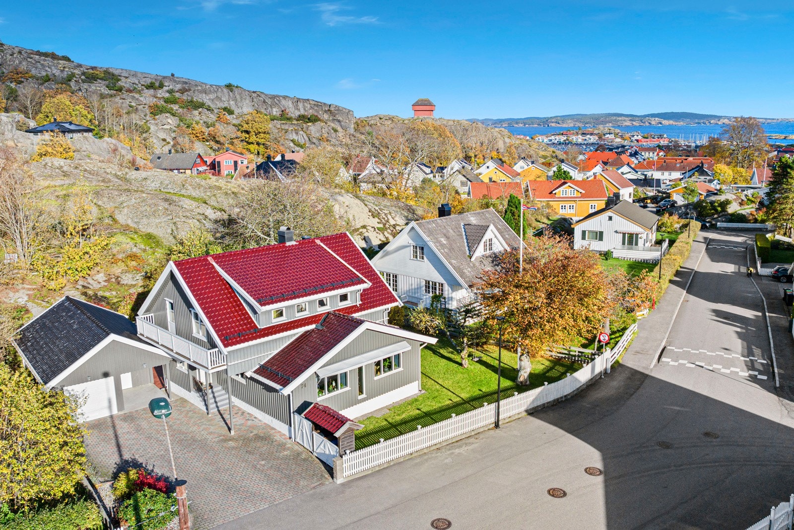 Dette er en fin og innholdsrik enebolig beliggende i et rolig boligområde i Stavern. Galleribilde