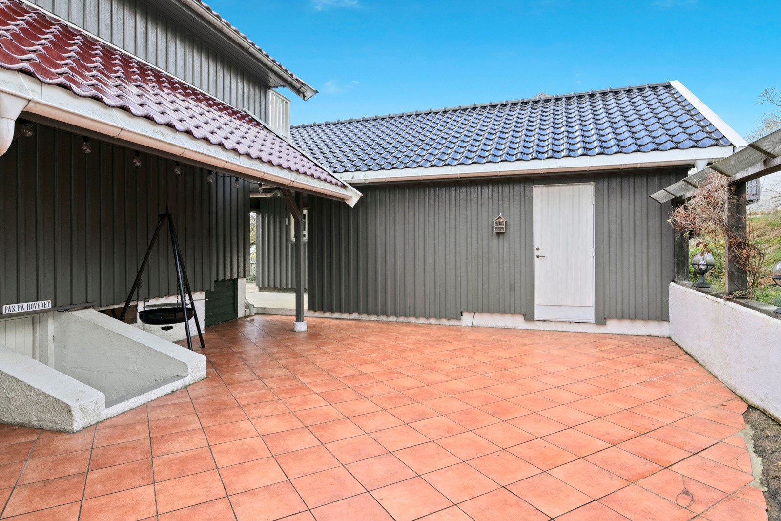 I bakkant av garasjen er det en praktisk bod til oppbevaring. Galleribilde