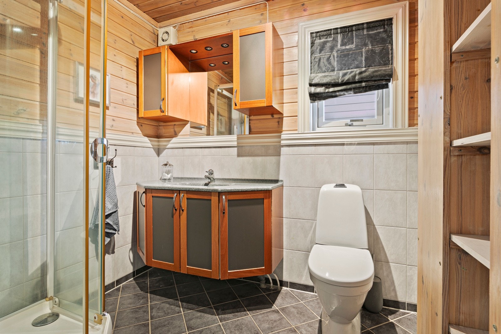 I 1. etasje er det også et trivelig bad. Galleribilde