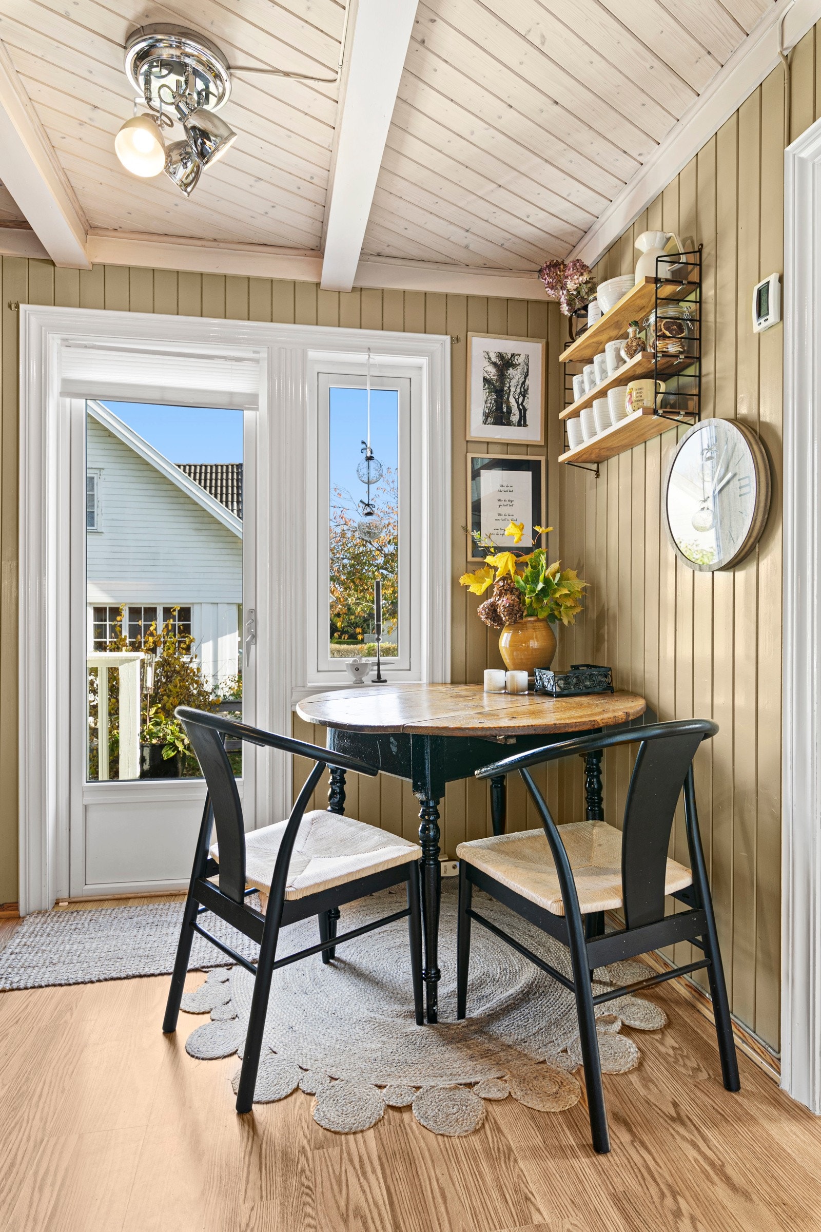 Det er også plass til et lite spisebord på kjøkkenet, samt utgang til en koselig liten terrasse og hagen. Galleribilde