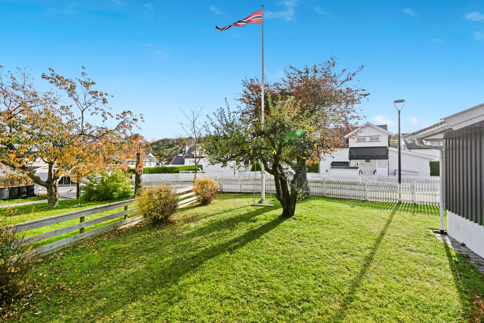 Flott hage som invitere til lek og moro for både to- og firbente. Galleribilde