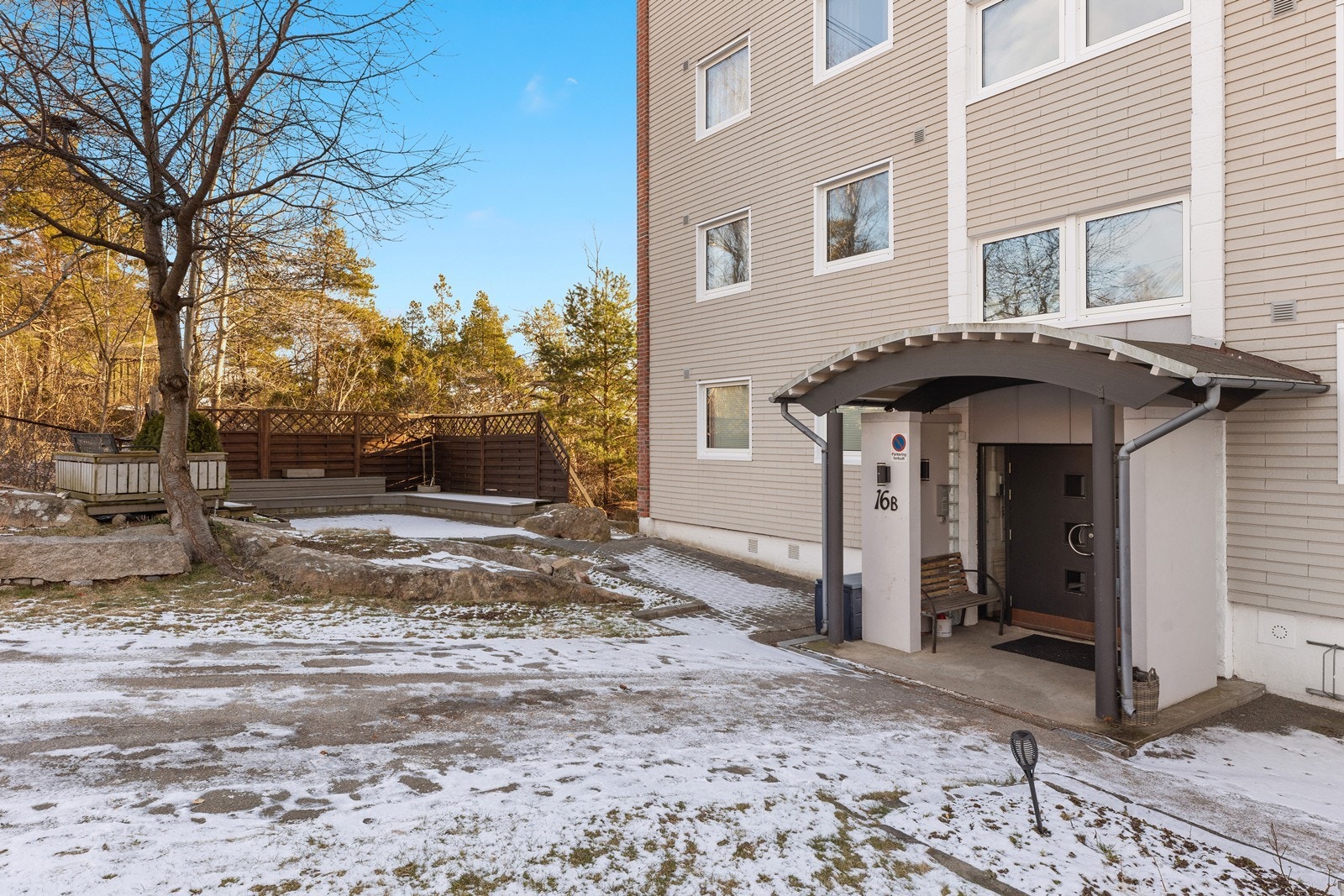 Felles uteplass til venstre for inngangspartiet Galleribilde