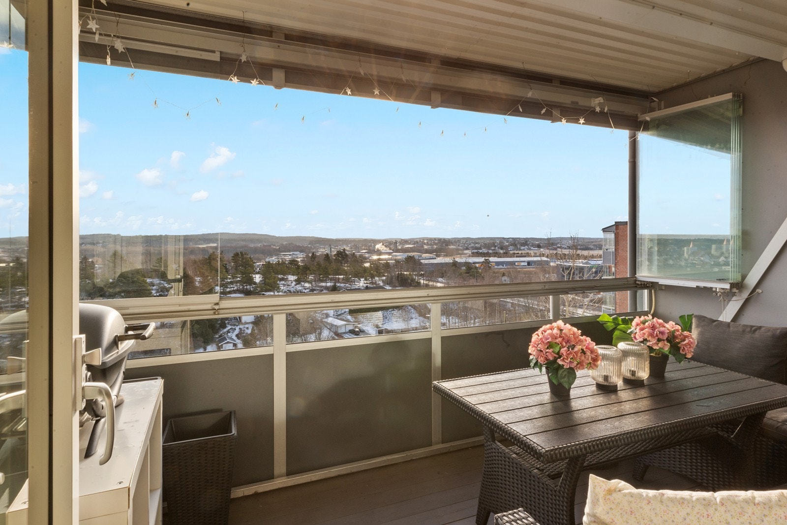 Super innglasset balkong på ca. 8 kvm med glass som kan lukkes eller skyves til side Galleribilde