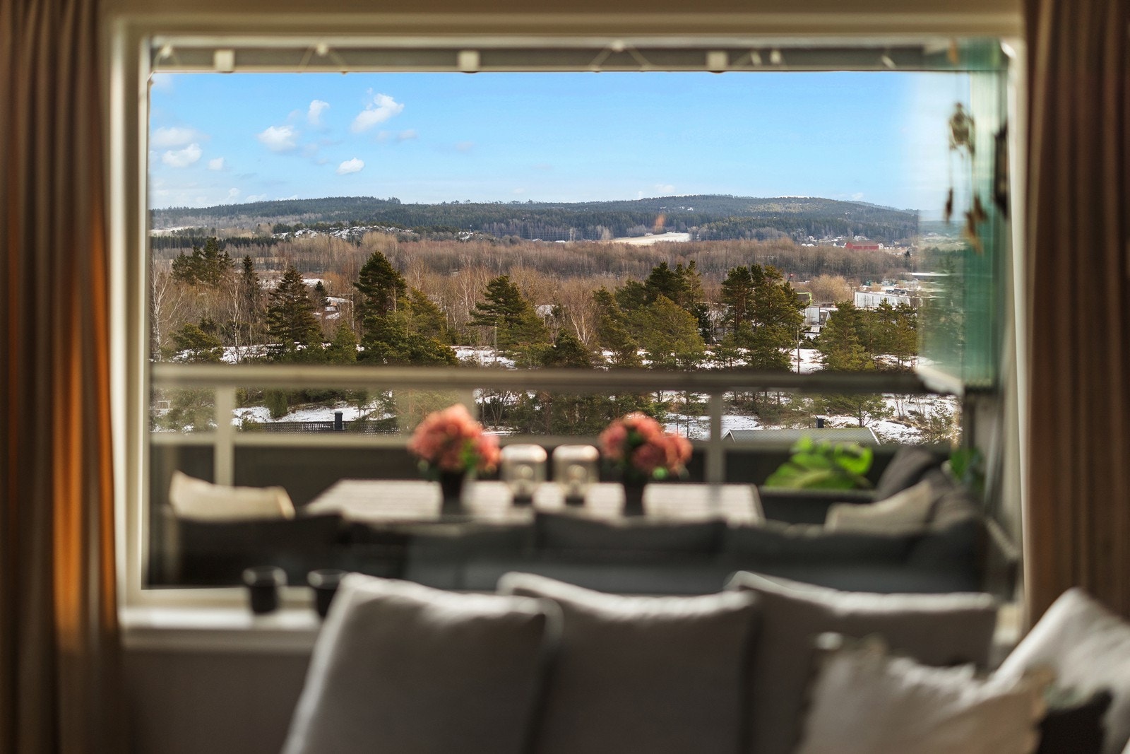 Utsikt fra sofaen, i stuen Galleribilde