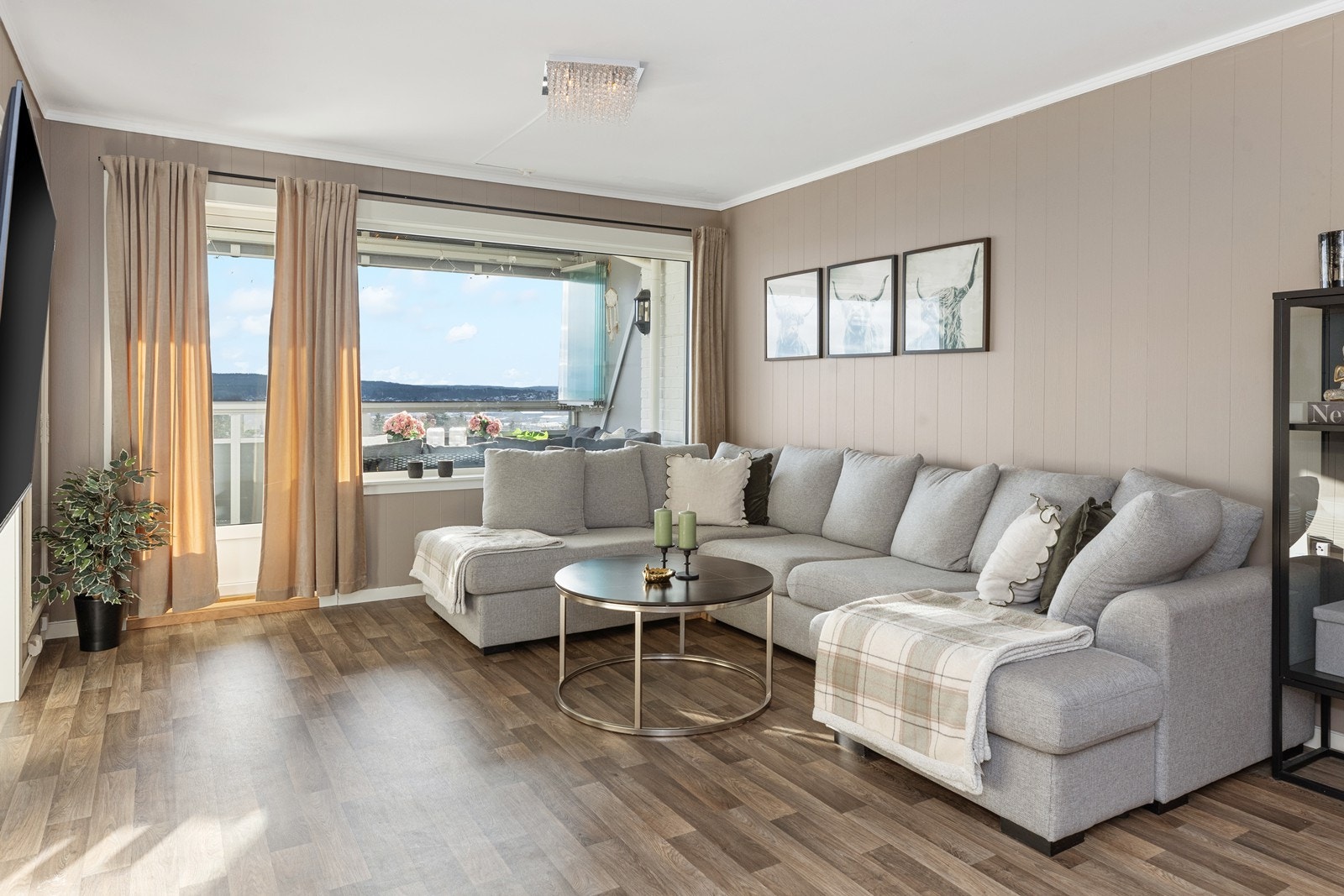 Delikat stue med duse fargetoner Galleribilde