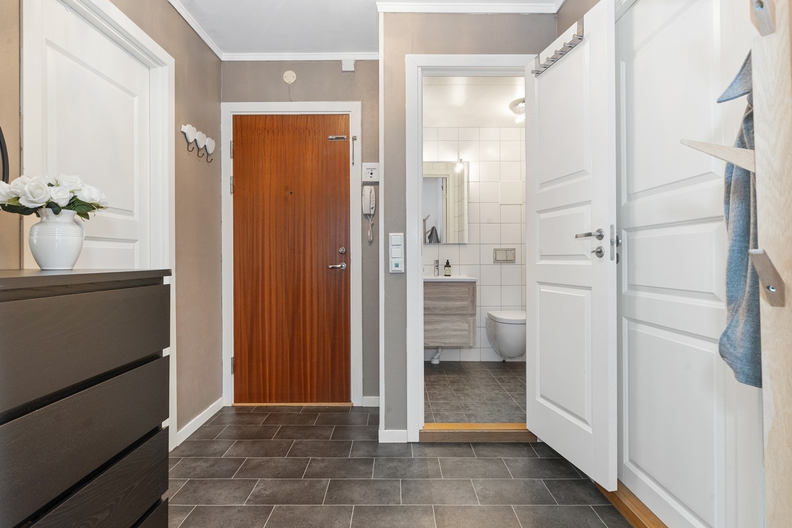 Adkomst til badet fra gangen og til vaskerommet (Døren til høyre) Galleribilde