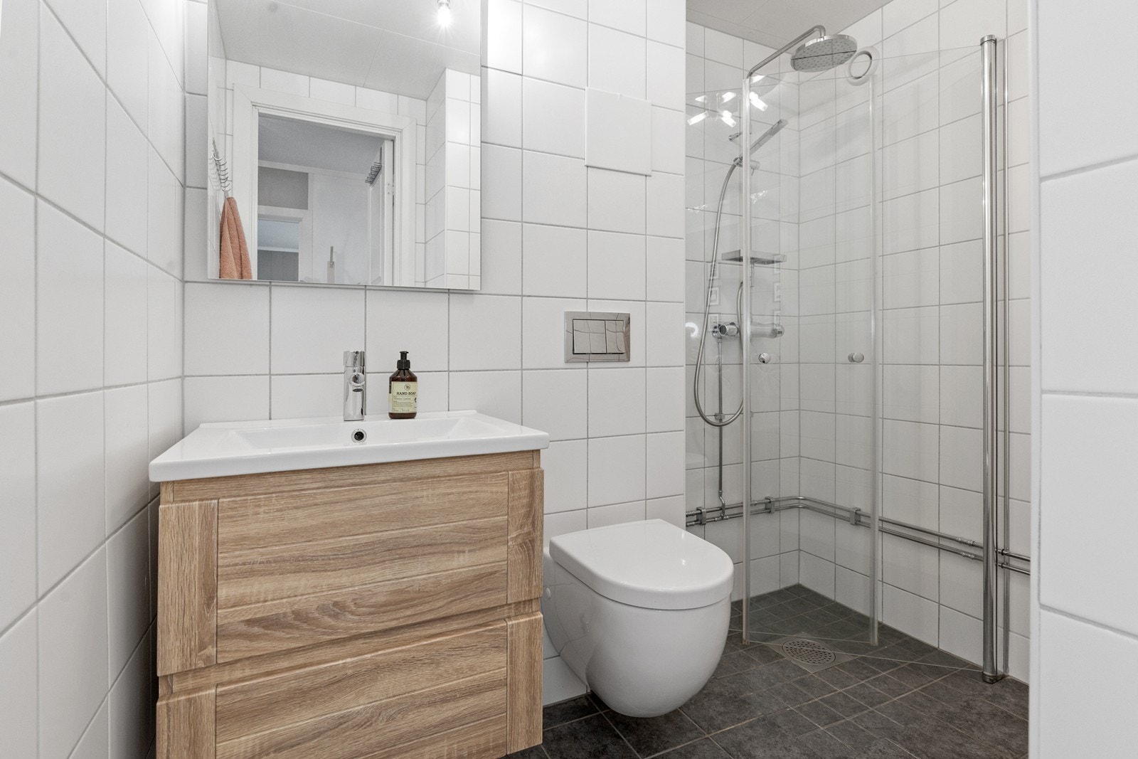 Badet har dusjhjørne og er fra 2020 (Nytt bad i regi av borettslaget/PEAB) Galleribilde