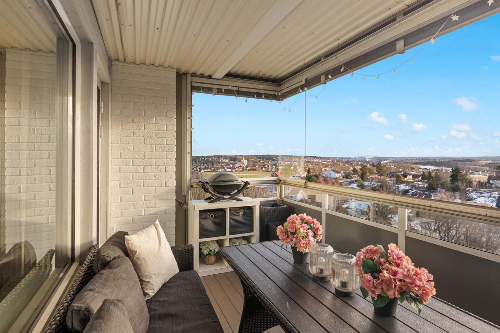 Nyt våren og den flotte utsikten, på balkongen! Her kan du se helt til Sarpsborg og Glomma Galleribilde