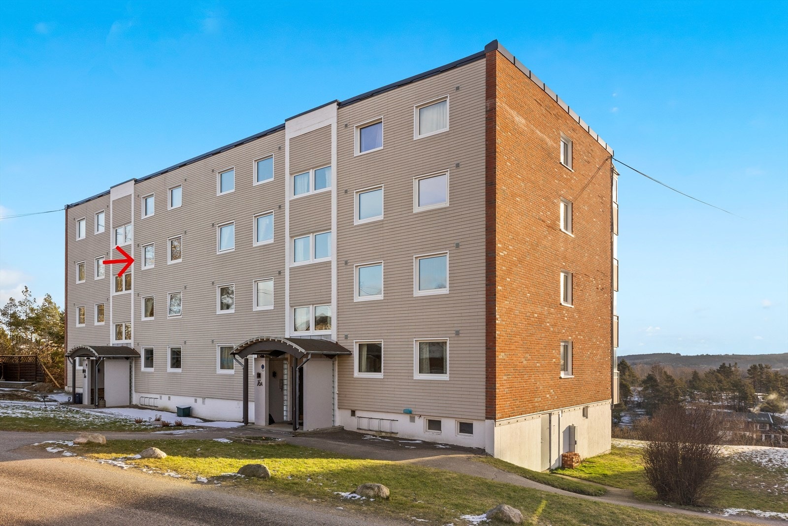 Bo landlig men likevel sentrumsnært! - Det går trapp ned til RV 109 hvor det er bussholdeplass for busslinje 1 (Hovedbusslinjen mellom Fredrikstad og Sarpsborg) Galleribilde