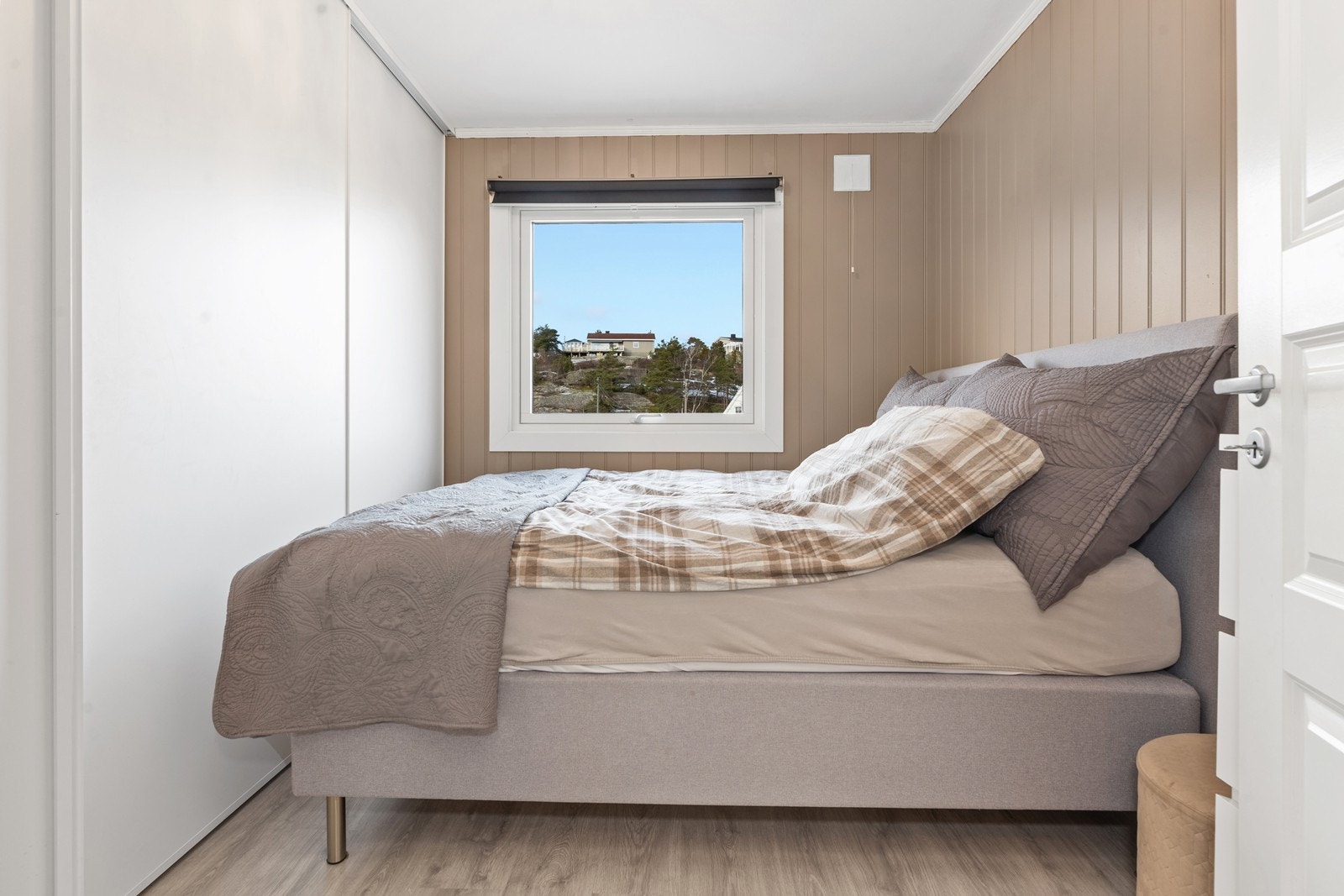 Soverom 1. Dette soverommet har skyvedørsgarderobe Galleribilde