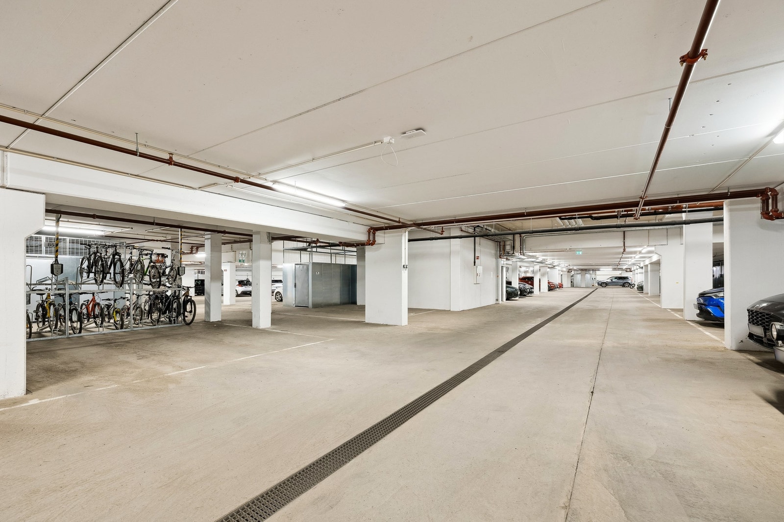 Det medfølger 2 parkeringsplasser i felles garasjeanlegg. Plassene er ved siden av hverandre og har elbil-ladere Galleribilde