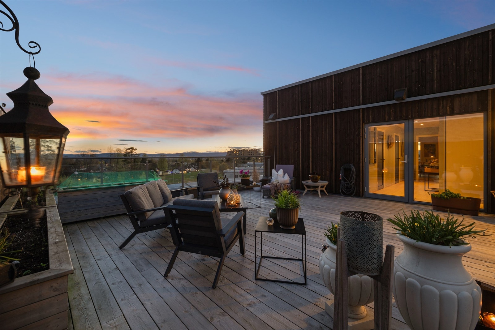 Unik og lekker toppleilighet med høy standard, enorm takterrasse, balkong, 2 garasjeplasser, store vinduer og gulvvarme Galleribilde