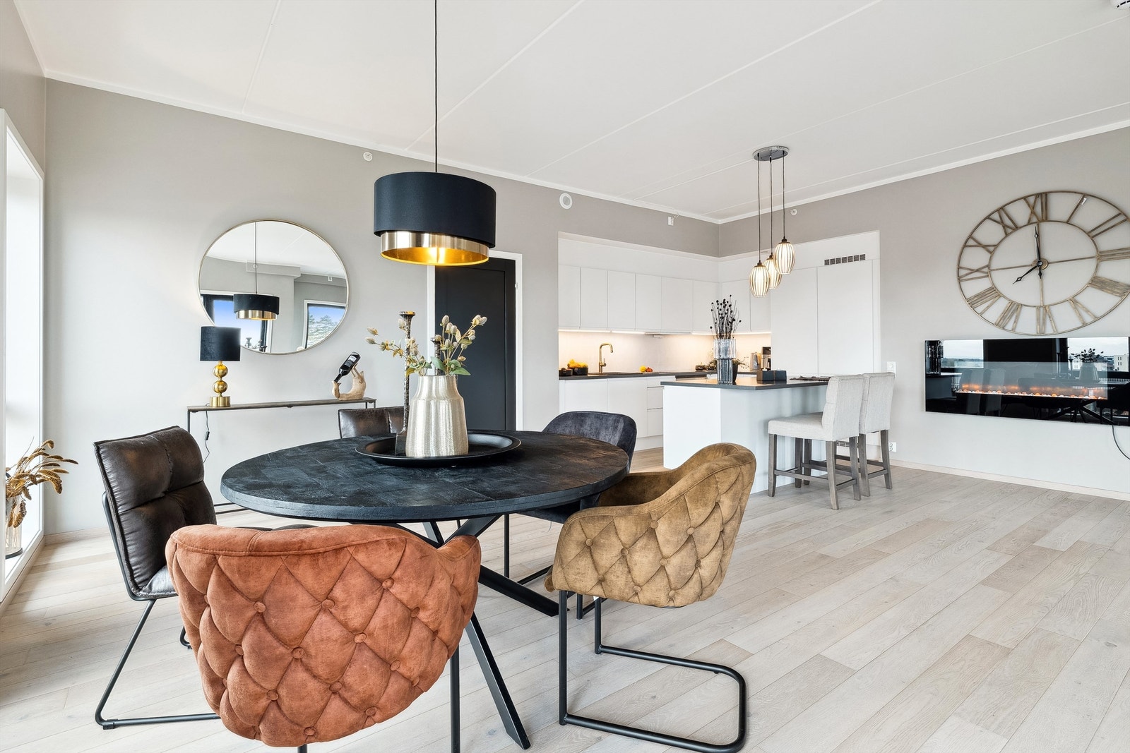 Spisegruppen finner sin naturlige plass i rommet i tilknytning til kjøkkenet Galleribilde