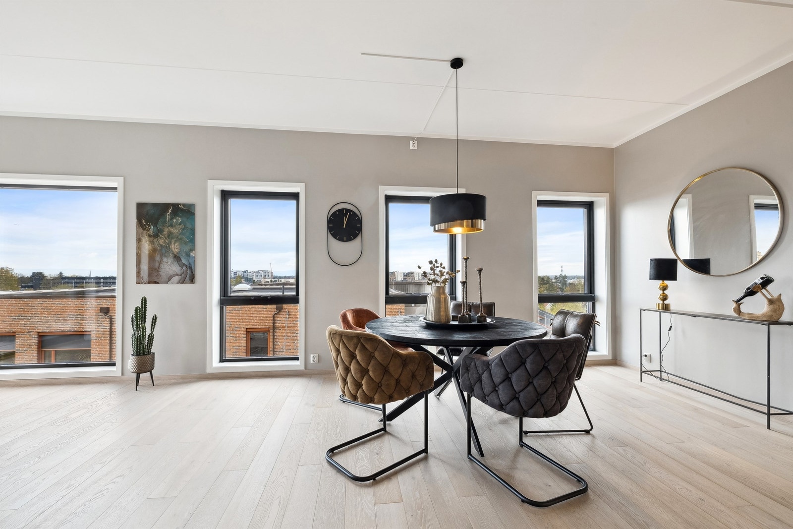 Vinduene slipper inn rikelig med dagslys og byr i tillegg på utsikt over grøntområdet, samt bølgende landskap i det fjerne Galleribilde