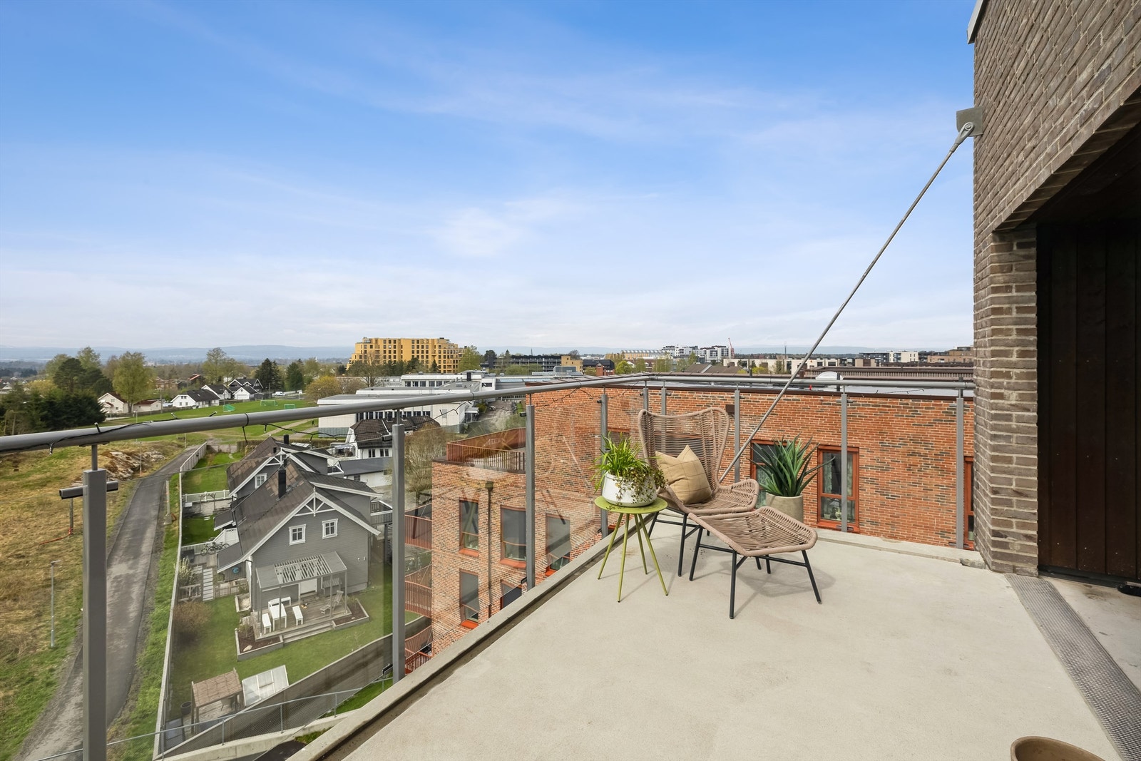 Balkongen er på ca. 15 kvm med god plass for sittegruppe Galleribilde