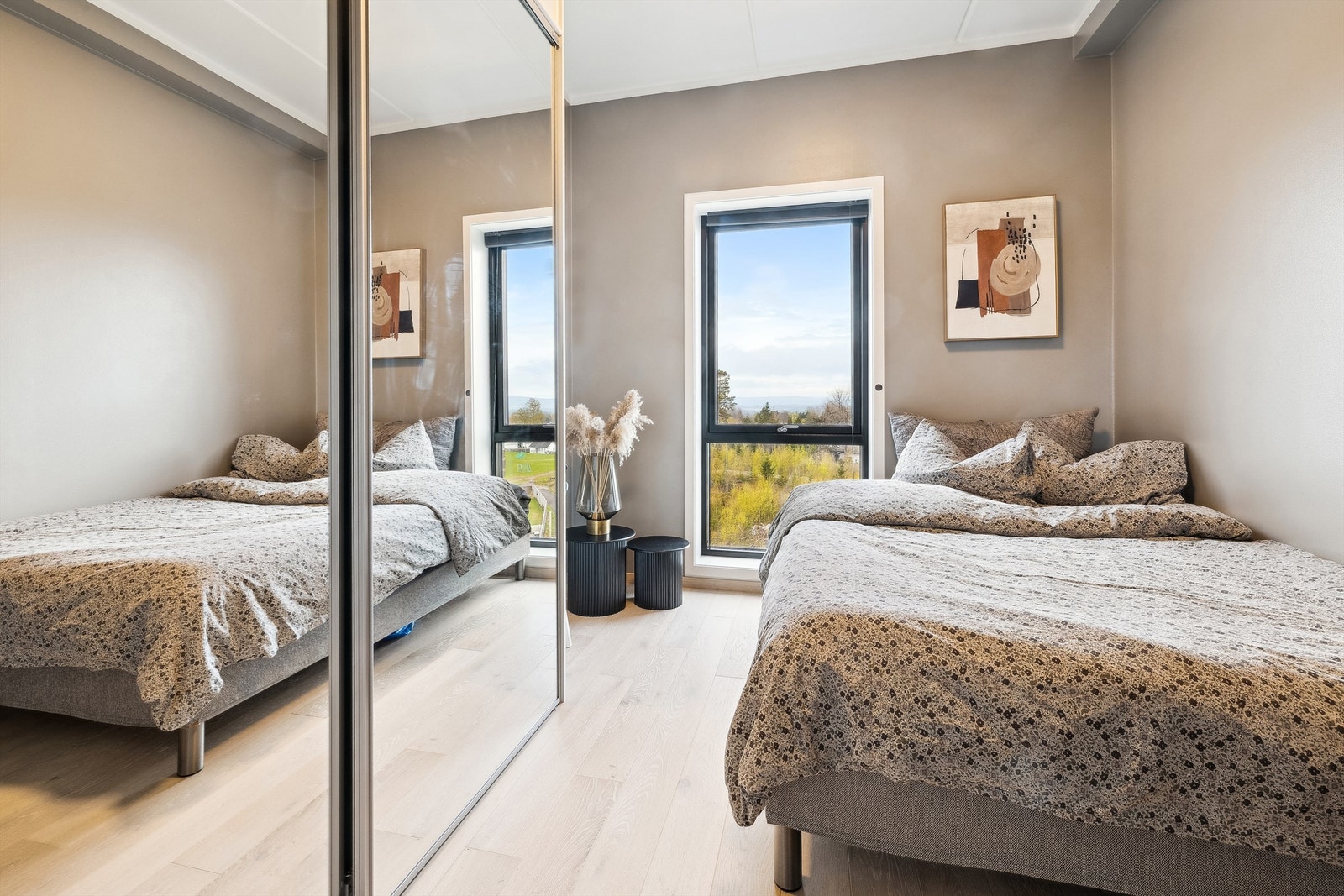 Soverom 3. Begge soverom har plassbygde skyvedørsgarderober med speilfronter Galleribilde