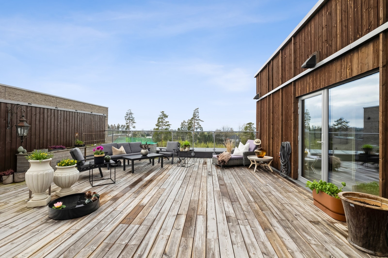 Terrassen har ypperlige solforhold store deler av dagen og fungerer som en naturlig forlengelse av leiligheten Galleribilde