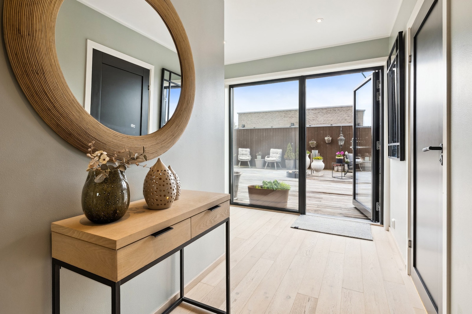 Entreen har store glassdører ut til takterrassen. Glassdørene gir en lys og luftig romfølelse, samt et svært godt førsteinntrykk Galleribilde