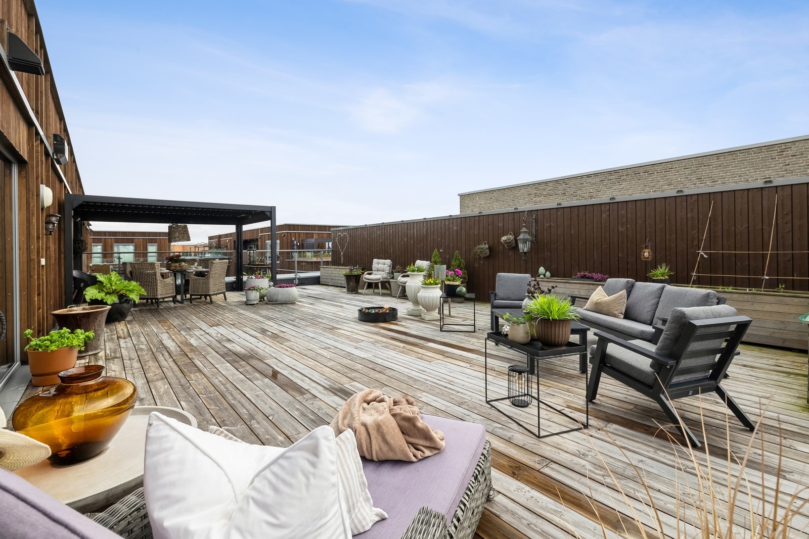 Det er flere romslige soner med plass til spisegruppe, loungemøbler og solstoler Galleribilde