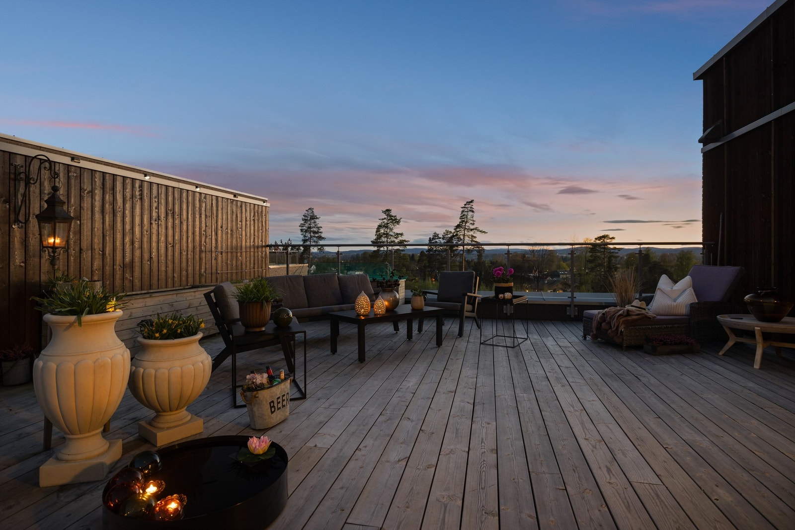 Terrassen byr på ekstra stemning på kveldstid Galleribilde