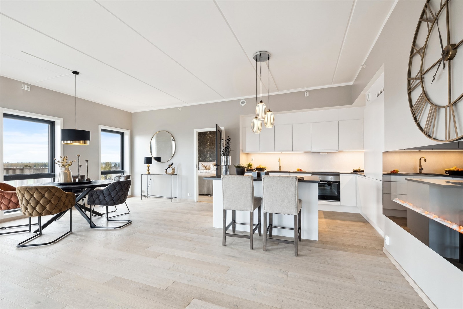 Kjøkkenet har øy med sitteplasser for tre - perfekt for enkle måltider eller lekselesing Galleribilde