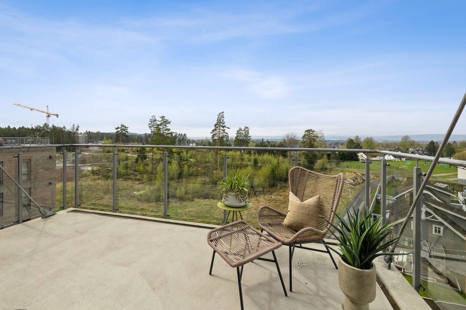 Solfylt balkong med adkomst fra stue og kjøkken Galleribilde