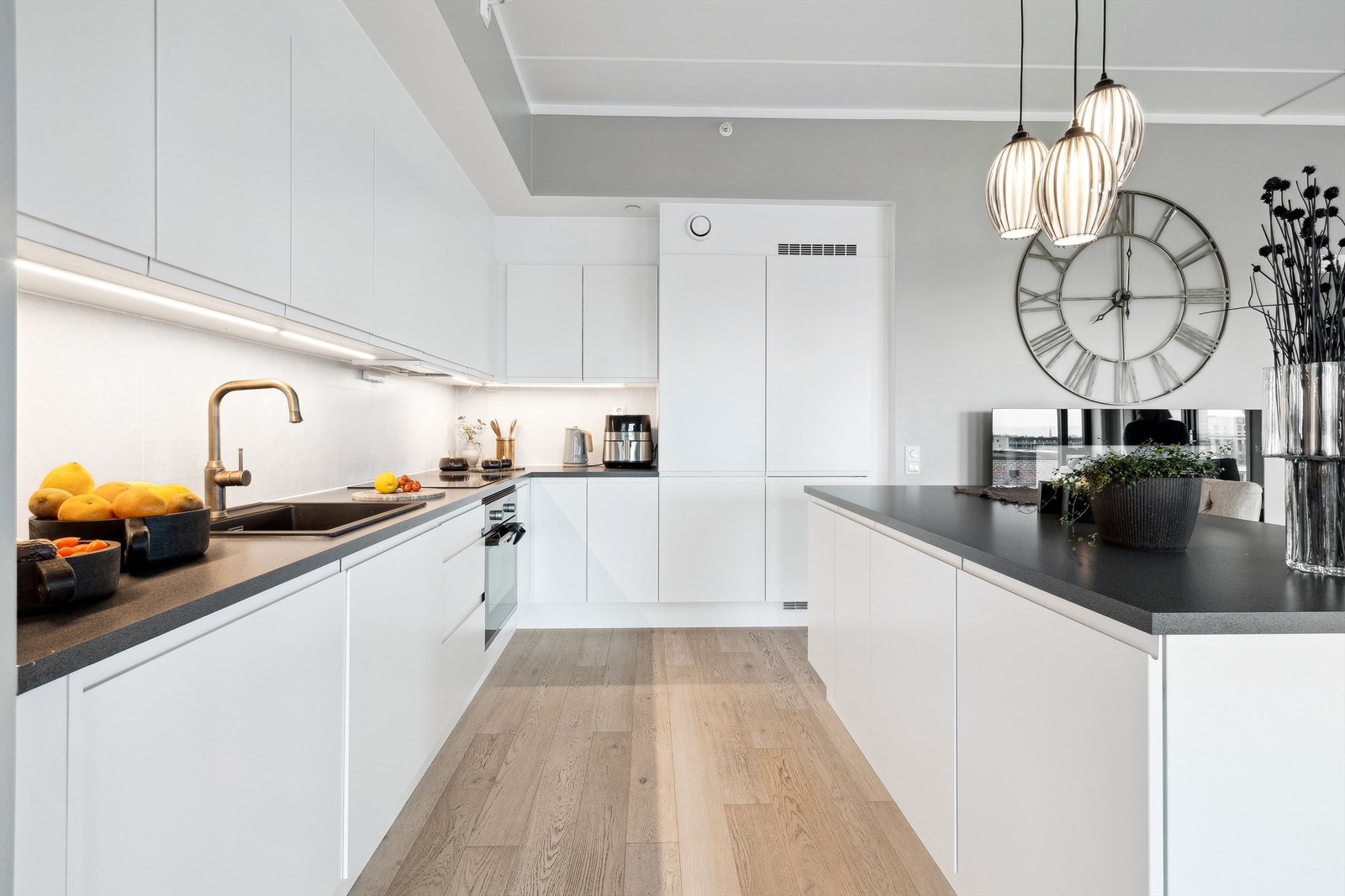 Kjøkkenet er for øvrig utstyrt med integrerte hvitevarer i form av stekeovn, induksjonstopp, ventilator, oppvaskmaskin og kjøl/frys Galleribilde