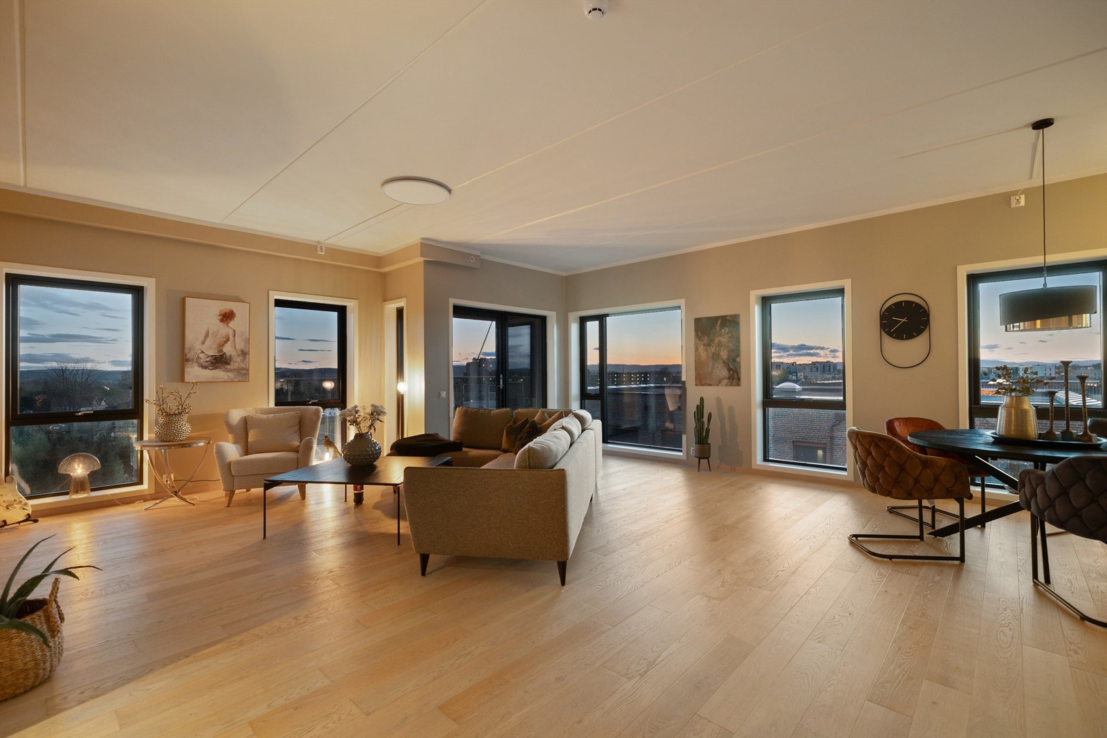 Tiltalende stue i god størrelse med god plass for sofa-løsning, spisegruppe og øvrig møblement Galleribilde