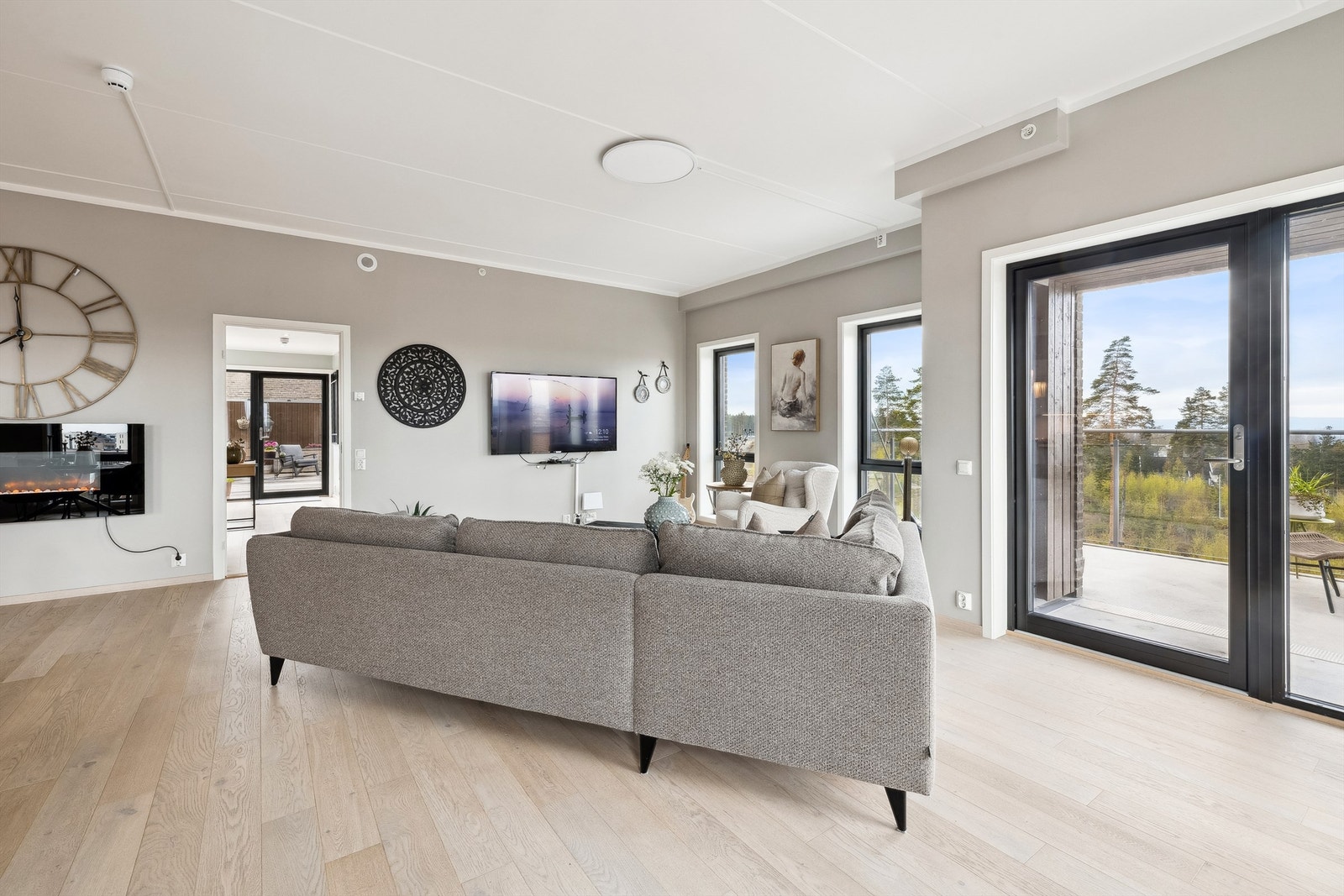 Overflatene er like som i entreen, med enstavs parkett, gråmalte vegger og vannbåren gulvvarme Galleribilde