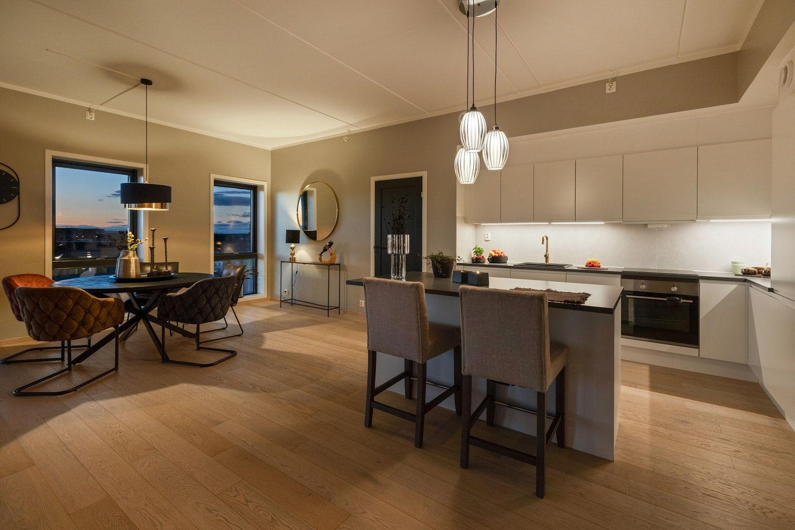 På kveldstid byr leiligheten på ekstra stemning og hygge Galleribilde