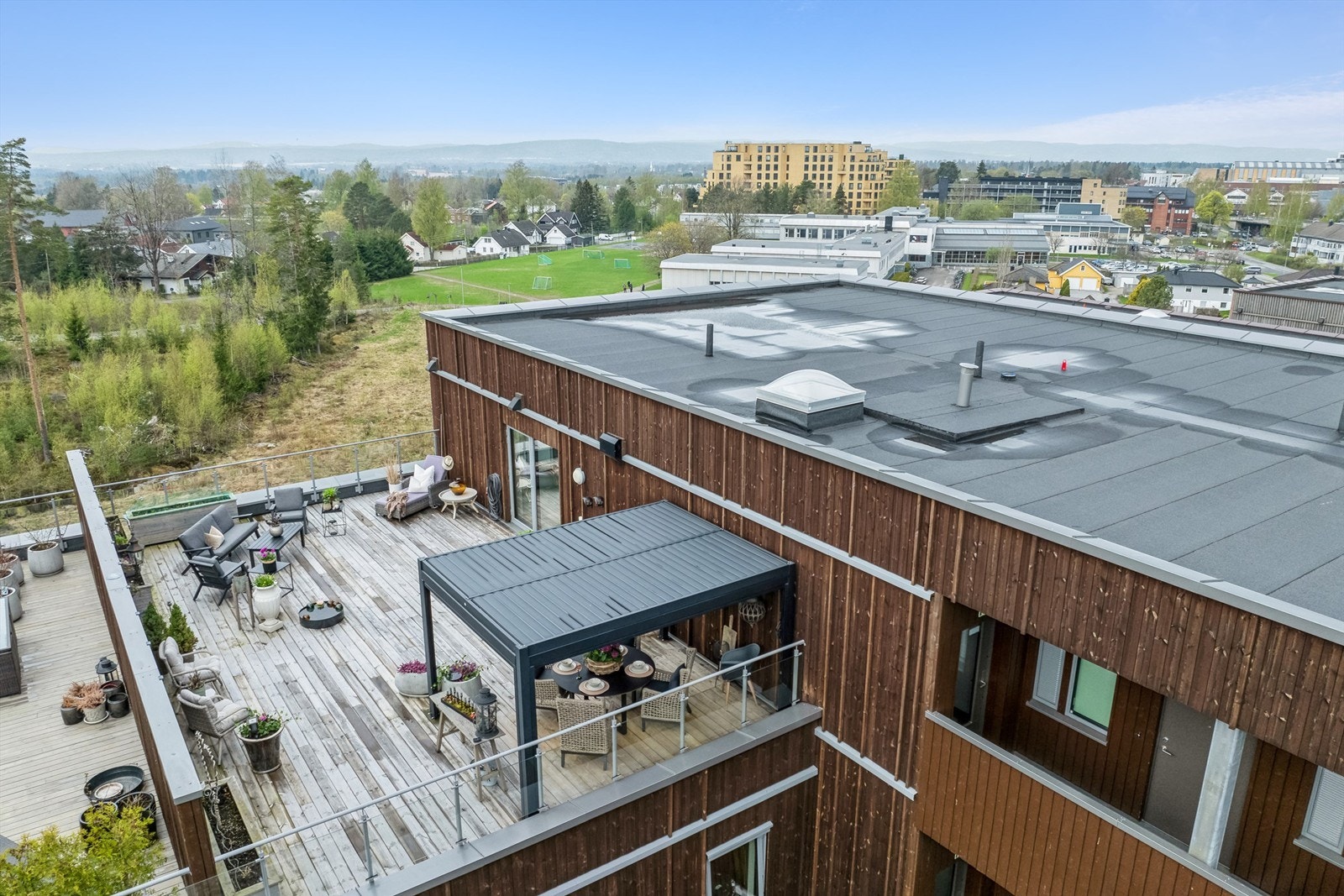 Leiligheten ligger i byggets 5. etasje og byr på fantastiske uteområder med solrik balkong på ca. 15 kvm og takterrasse på ca. 90 kvm Galleribilde