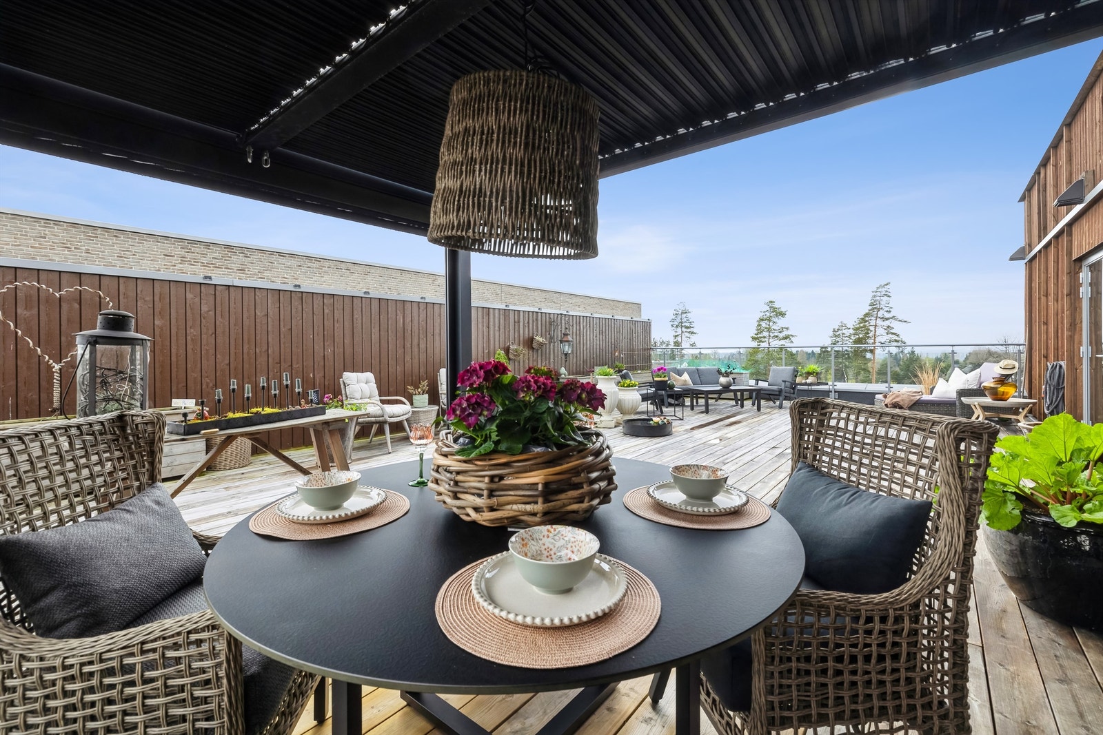 Moderne og flott pergola byr på skygge når det trengs Galleribilde