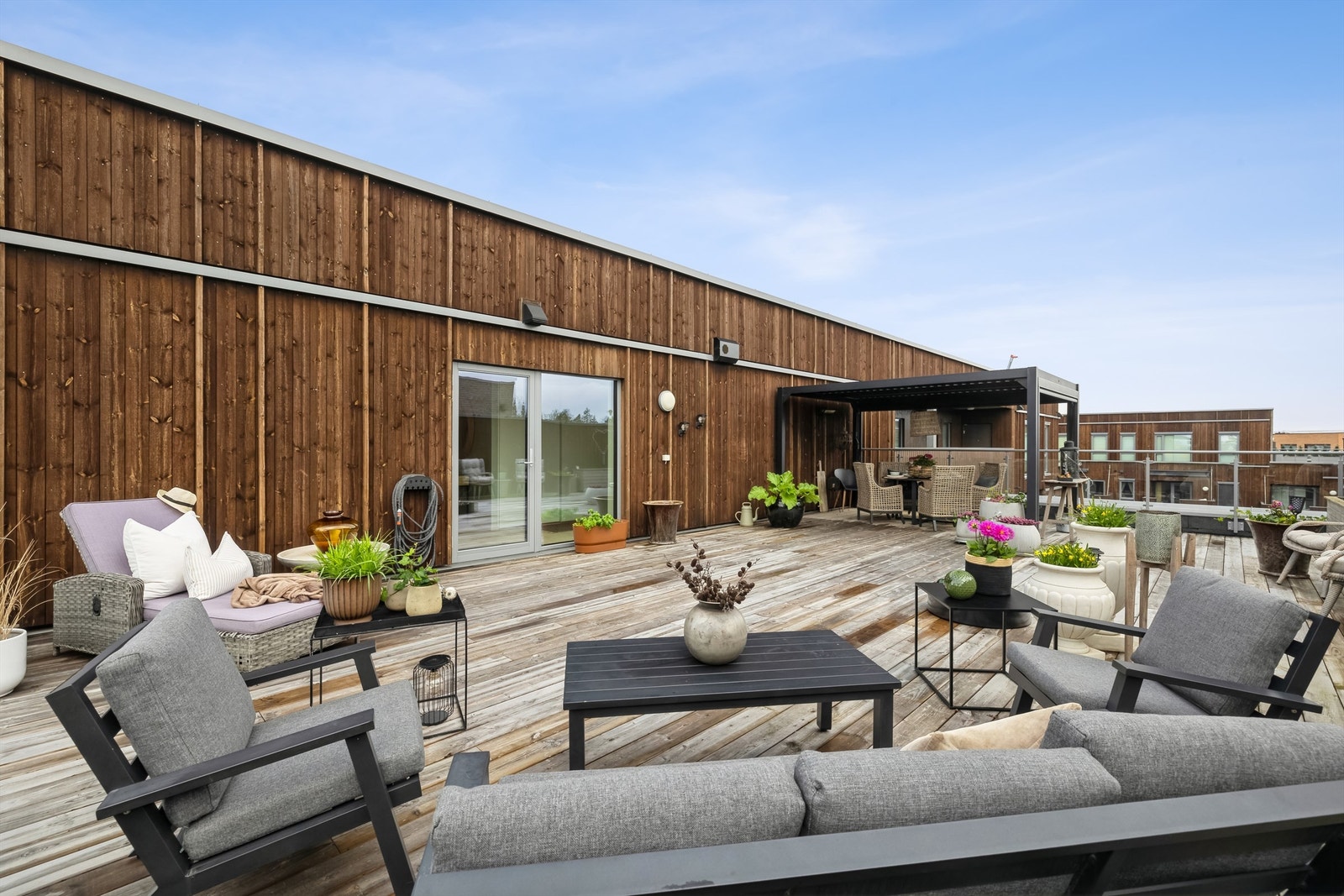 Fantastisk takterrasse på nærmere 90 kvm - et privat uterom som innbyr til både hverdagsro og festlige anledninger Galleribilde