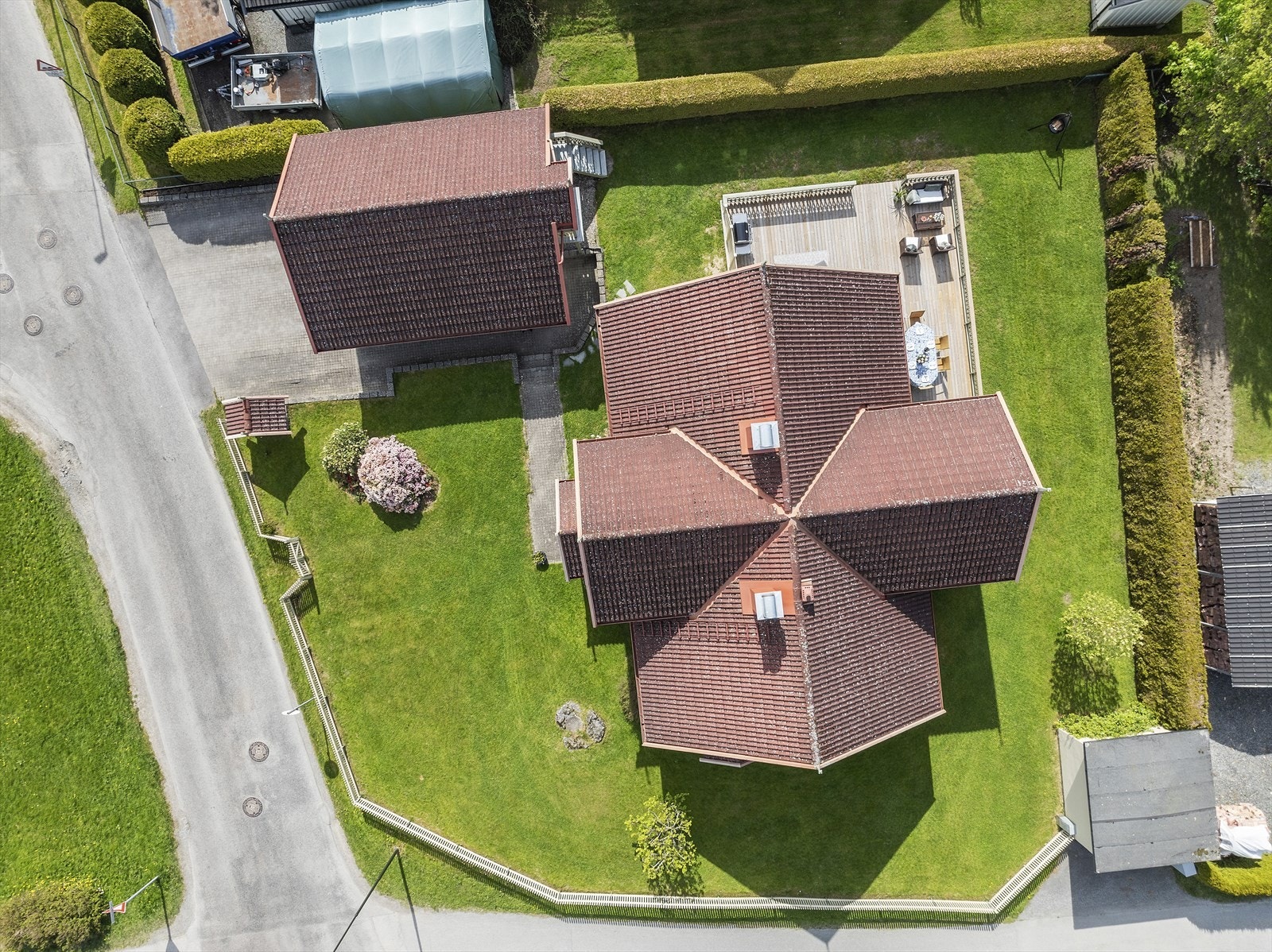 Pent opparbeidet og solrik hjørnetomt Galleribilde