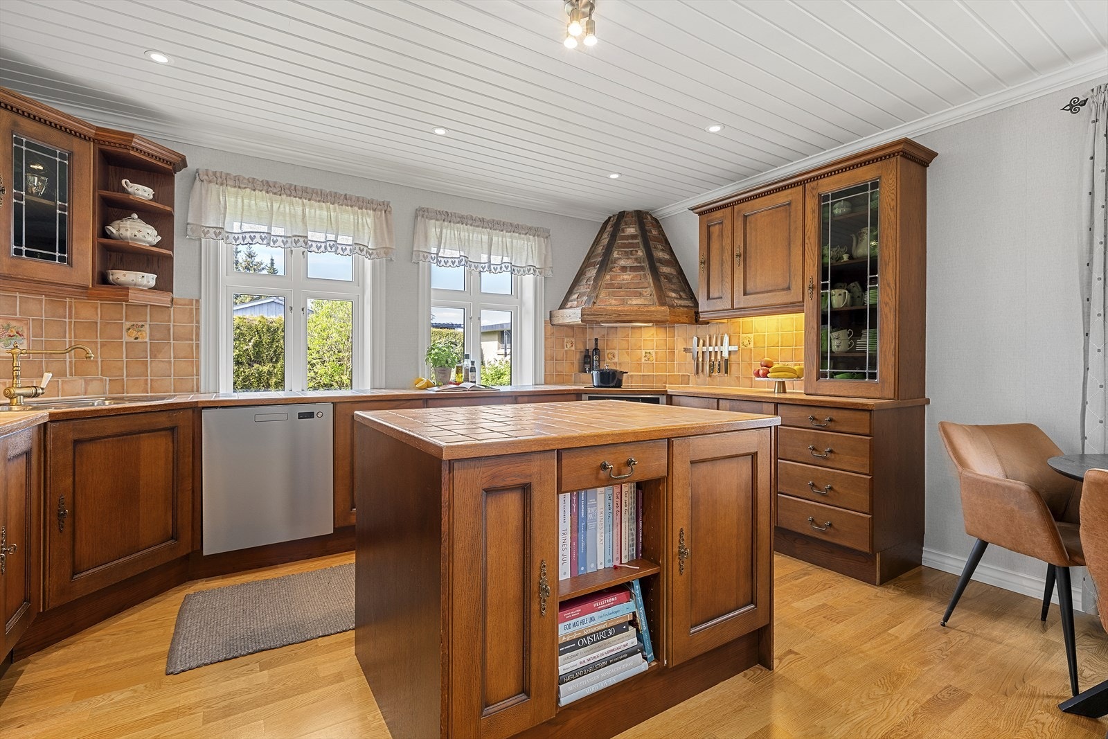 Kjøkkenet er av svært god størrelse med profilert innredning i heltre Galleribilde