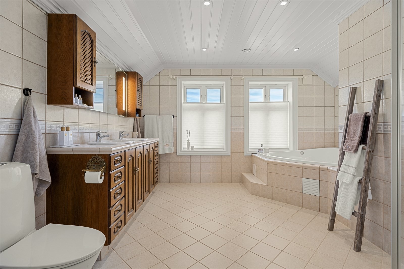 Romslig baderom i 2. etasje Galleribilde