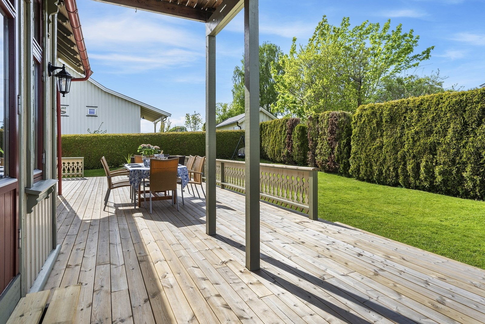 Fra stuen er det utgang til solrik terrasse Galleribilde