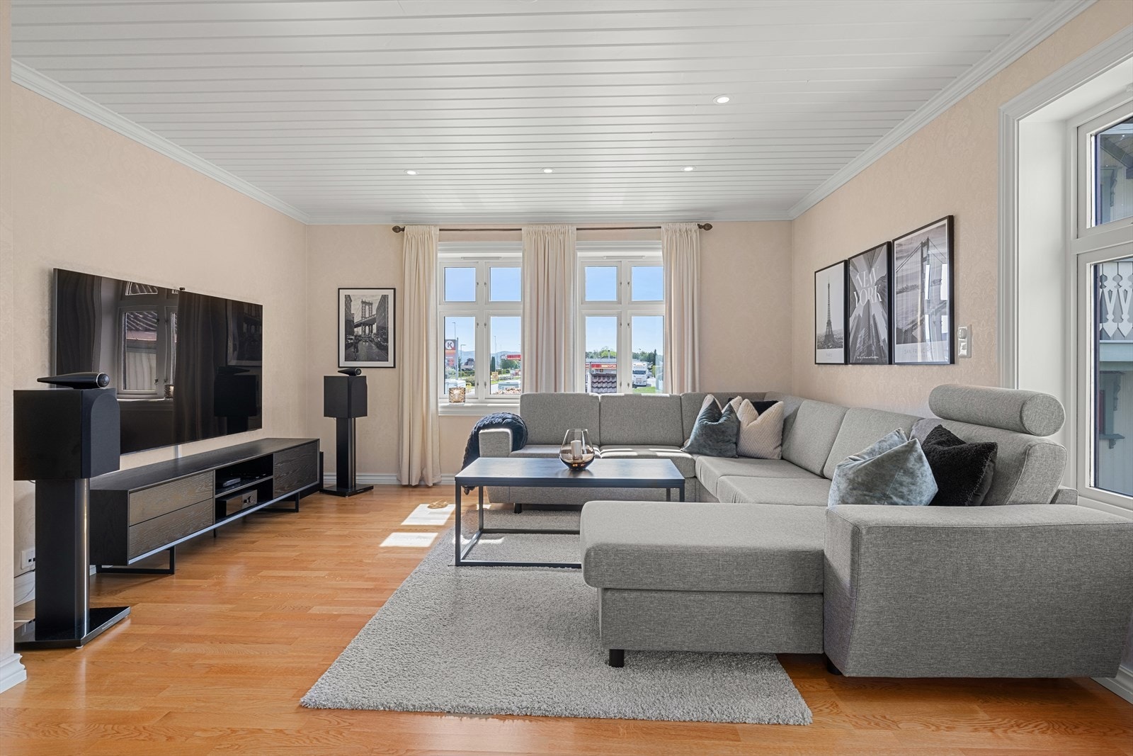 Koselig TV-stue med god plass til sofa, sofabord og mediemøblement Galleribilde