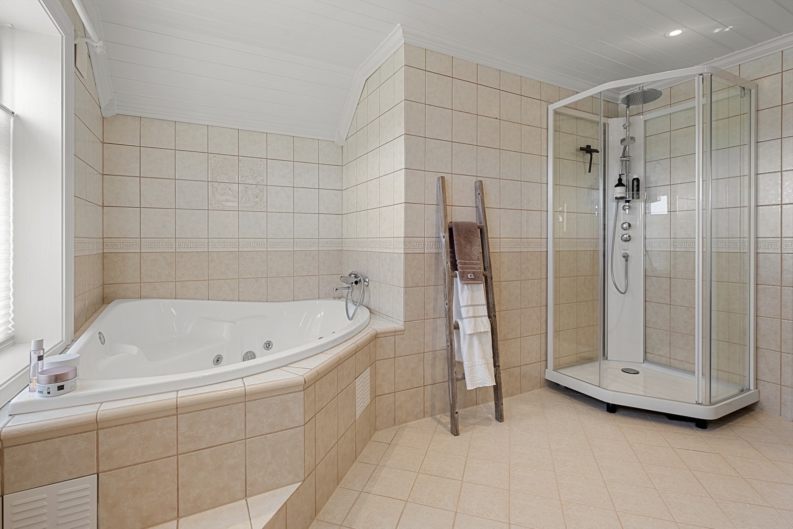 Baderommet er utstyrt med dusjkabinett, boblebad, mekanisk avtrekk, servant, servantskap og wc Galleribilde