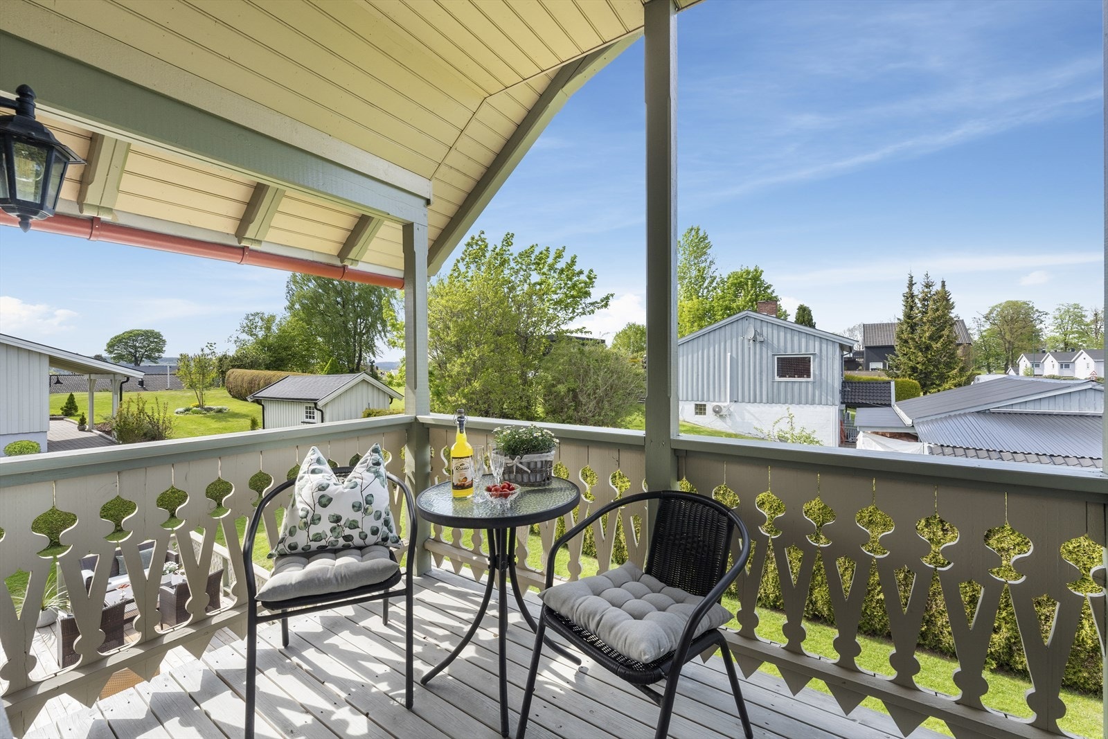 Koselig balkong med plass til sittegruppe Galleribilde