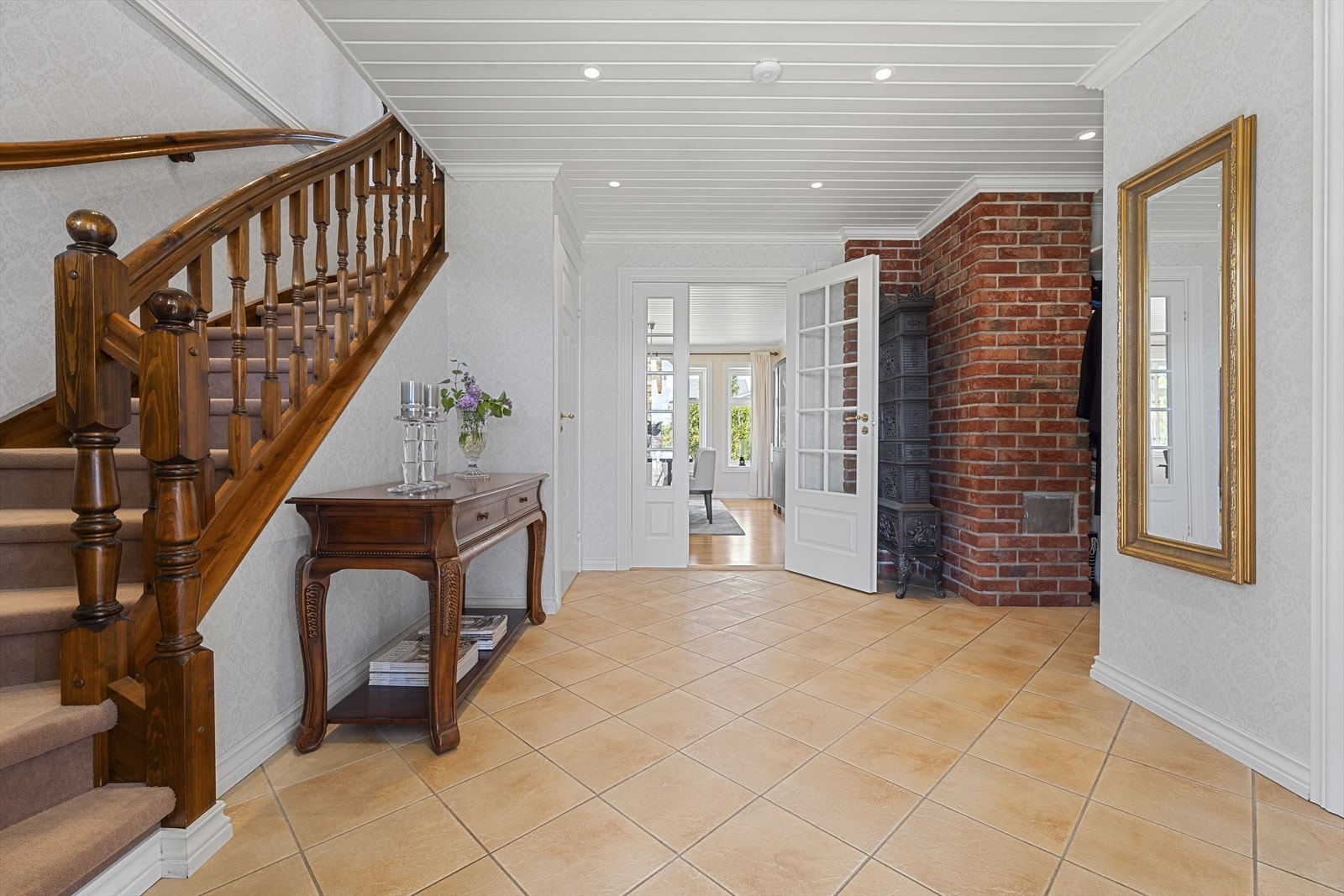 Romslig og innbydende gang med gulvvarme Galleribilde